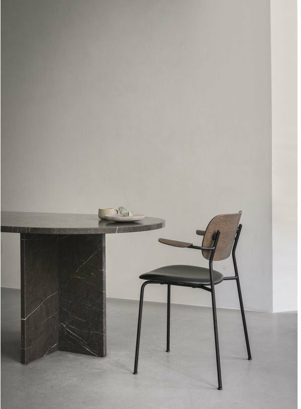 Audo Copenhagen Co Food Chair polstret sæde med armlæn mørk farvet eg, sort/Dakar 0842