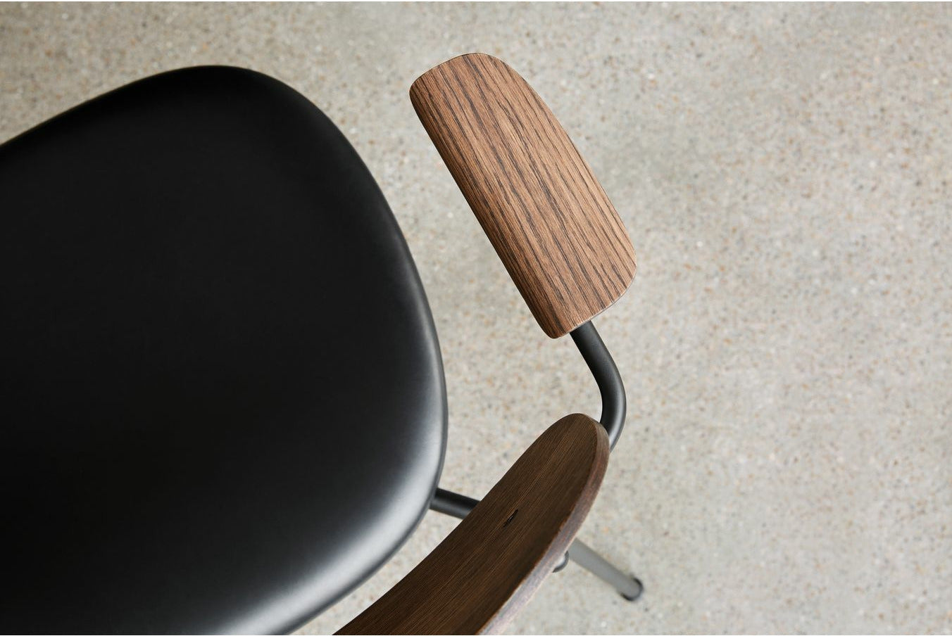 Audo Copenhagen Co Food Chair polstret sæde med armlæn mørk farvet eg, sort/Dakar 0842