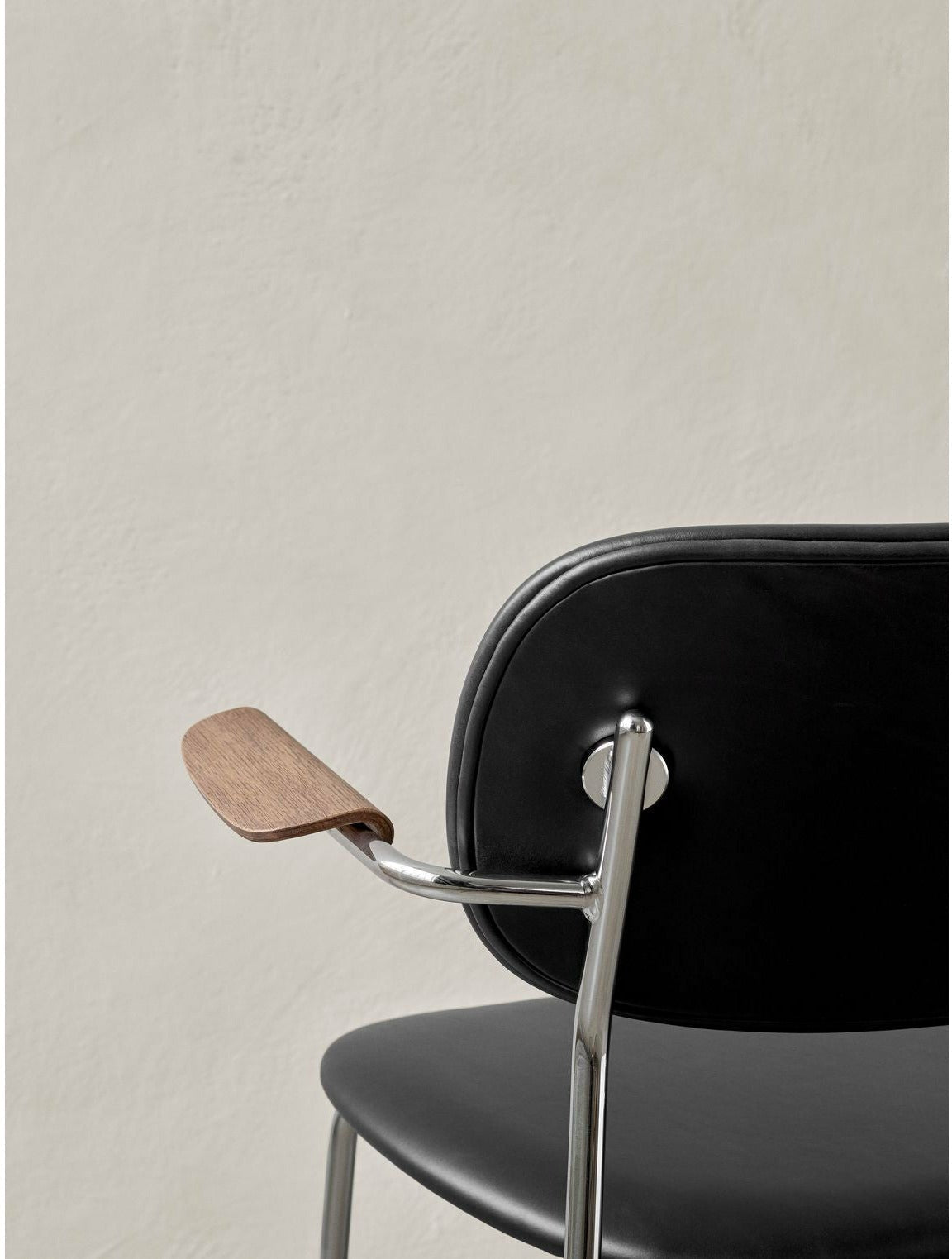 Audo Copenhagen Co Chair Full Polster mit Armlehne Dark Bunte Eiche, Chrom/Lupo T19028/004