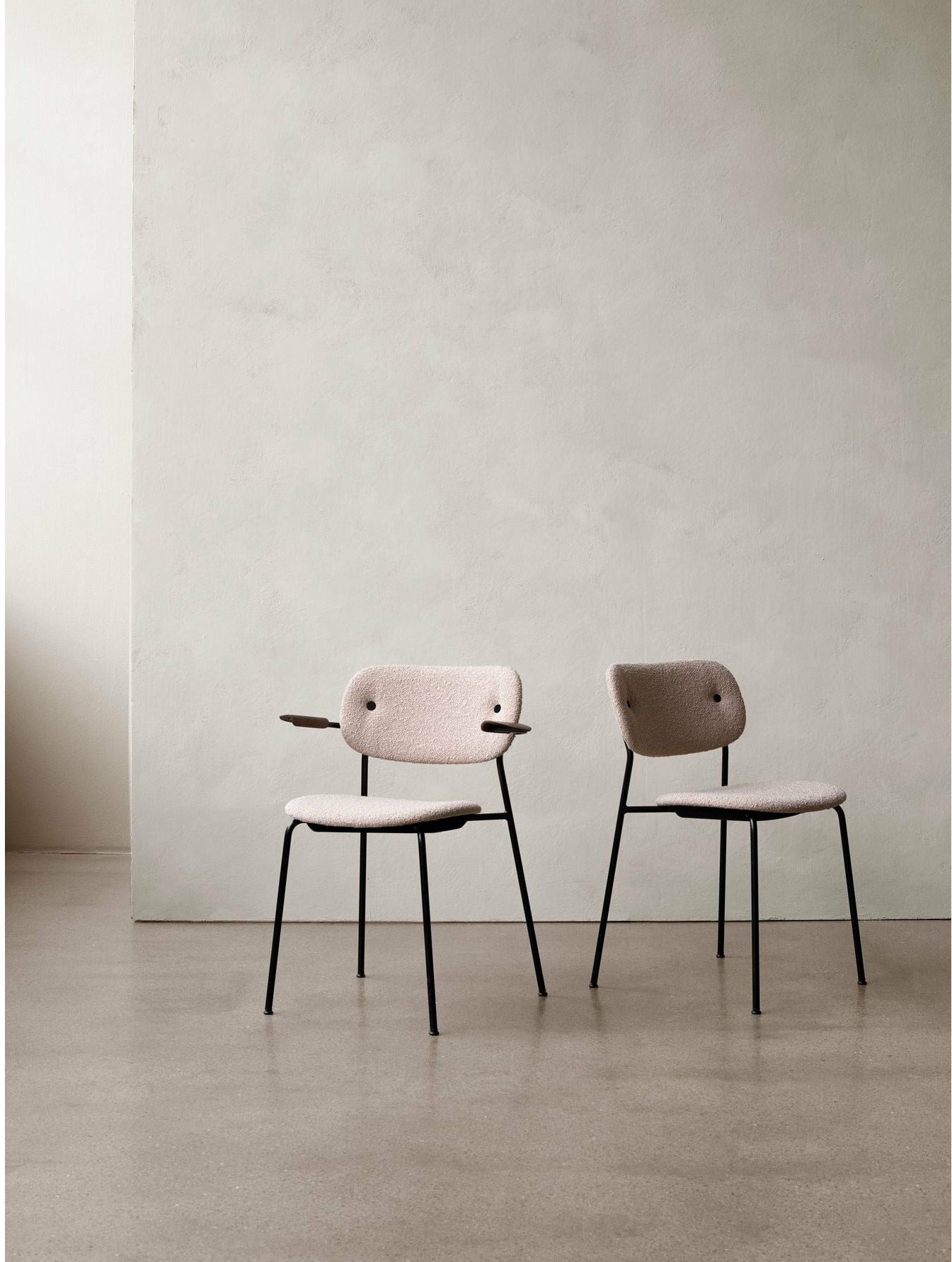 Audo Copenhagen Co silla tapicería completa con roble manchado oscuro del reposabrazos, Chrome/Lupo T19028/004