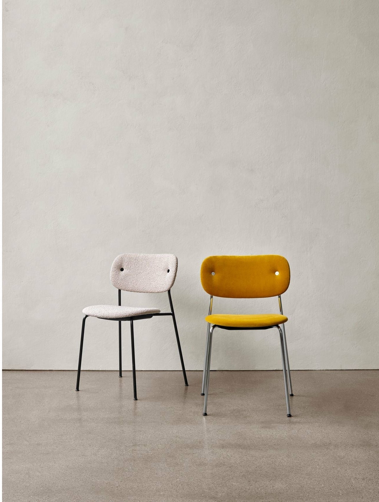 Audo Copenhagen Co silla tapicería completa con roble natural del reposapiés, Chrome/Dakar 0250