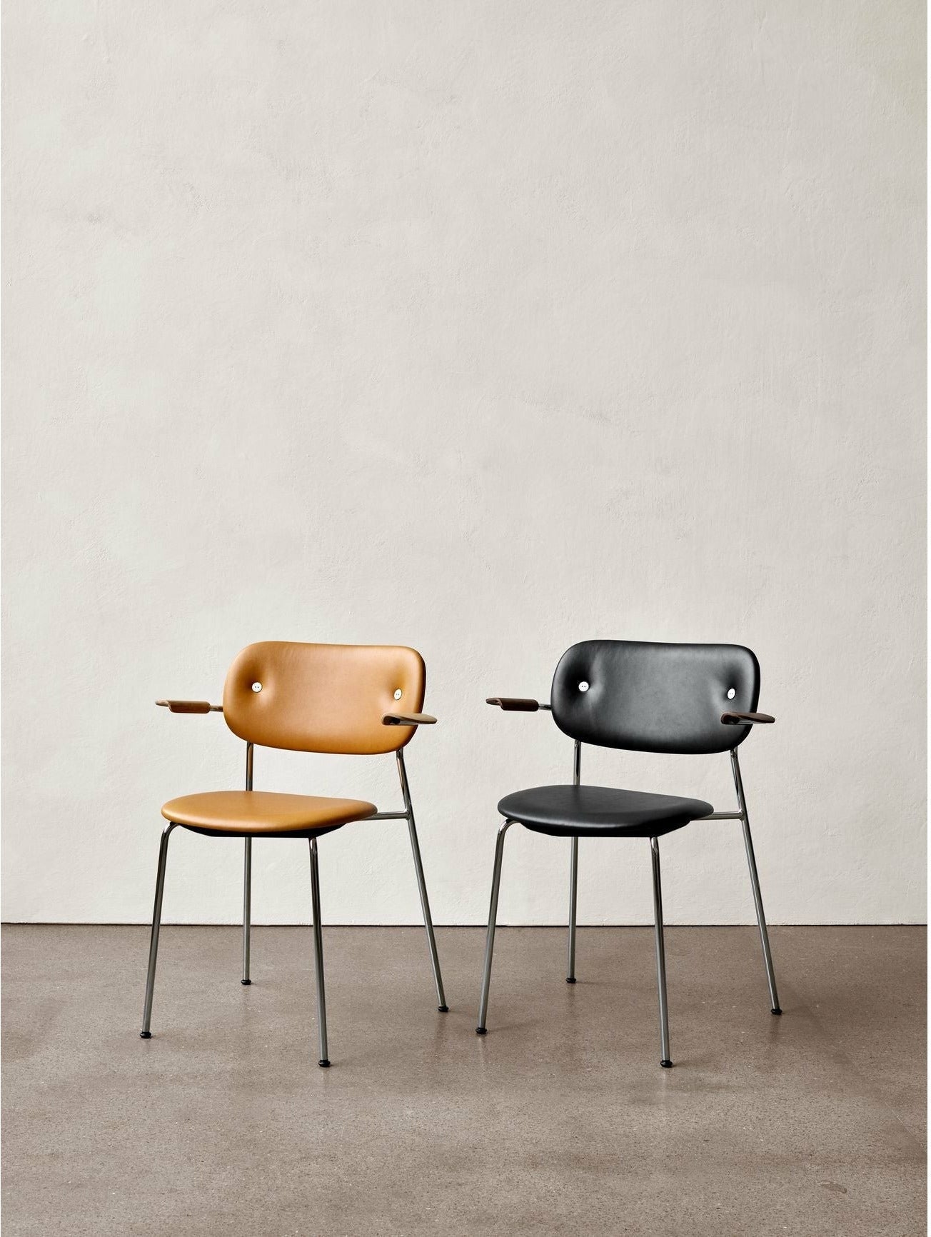Audo Copenhagen Co silla tapicería completa con roble natural del reposapiés, Chrome/Dakar 0250