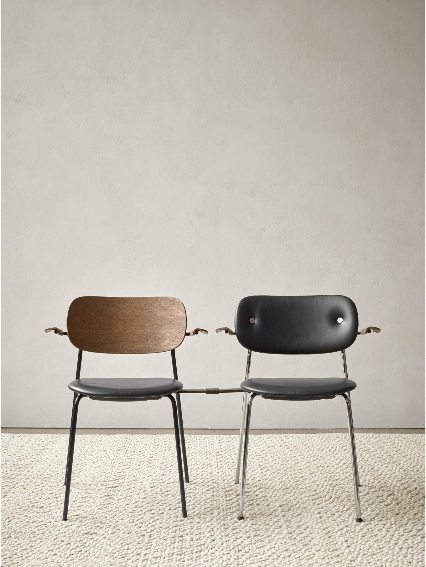 Audo Copenhagen Co Chair Full Polster mit Armlehne schwarzer Eiche, Chrom/Doppiopanama T14012/001