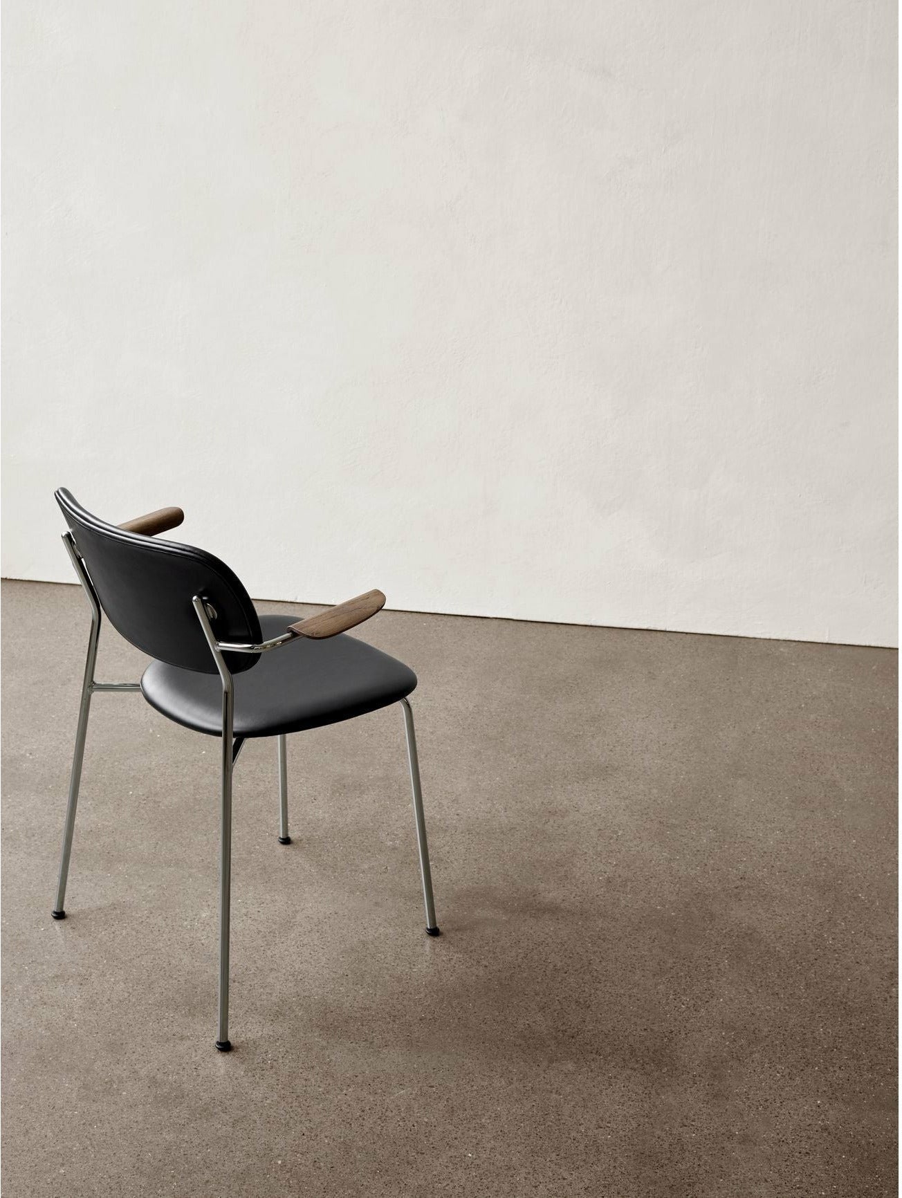 Audo Copenhagen Co silla tapicería completa con roble negro del reposabrazos, negro/doppiopanama T14012/001