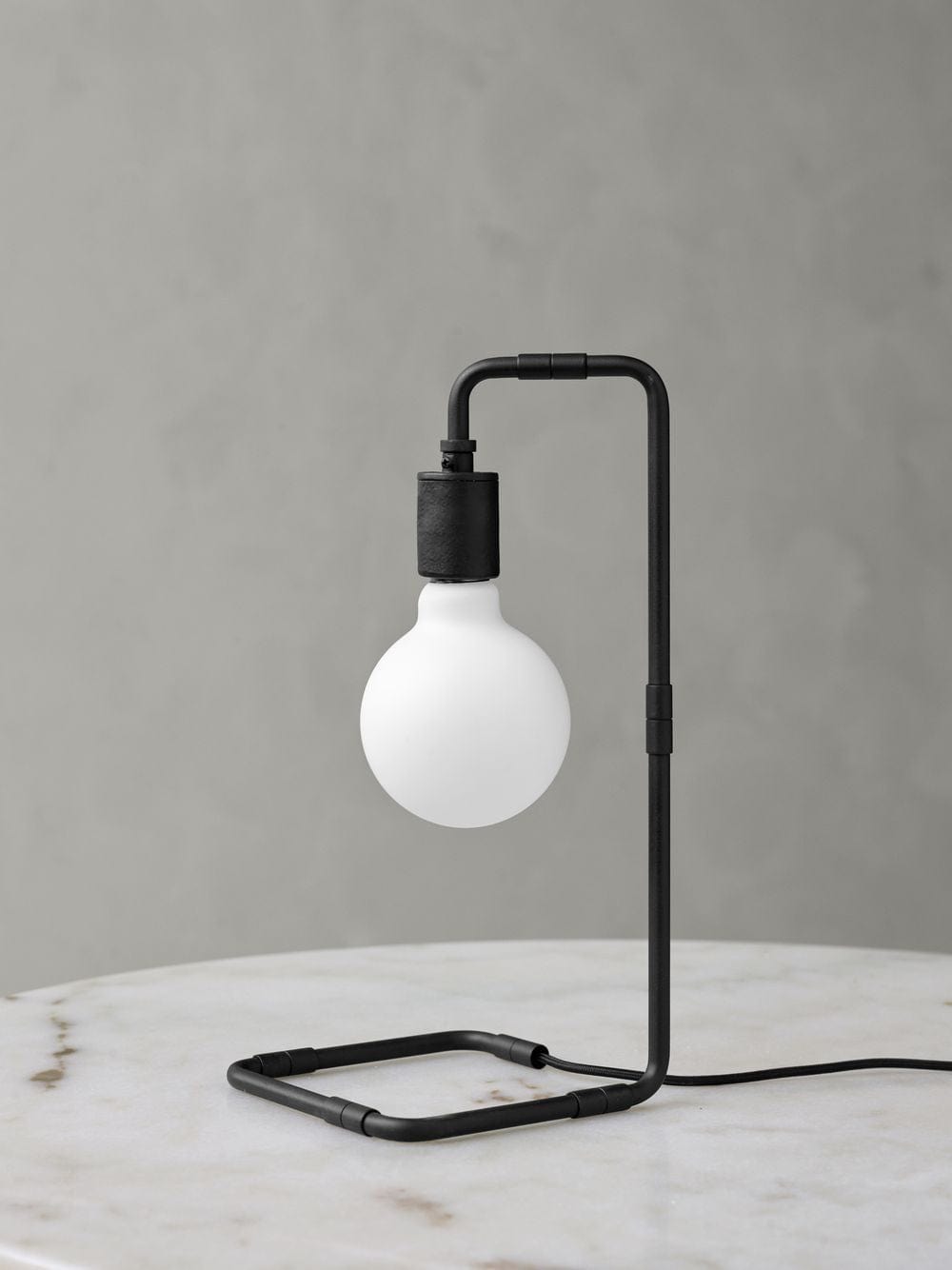 Audo Copenhagen Globe LED -pære 9,5 cm, Opal