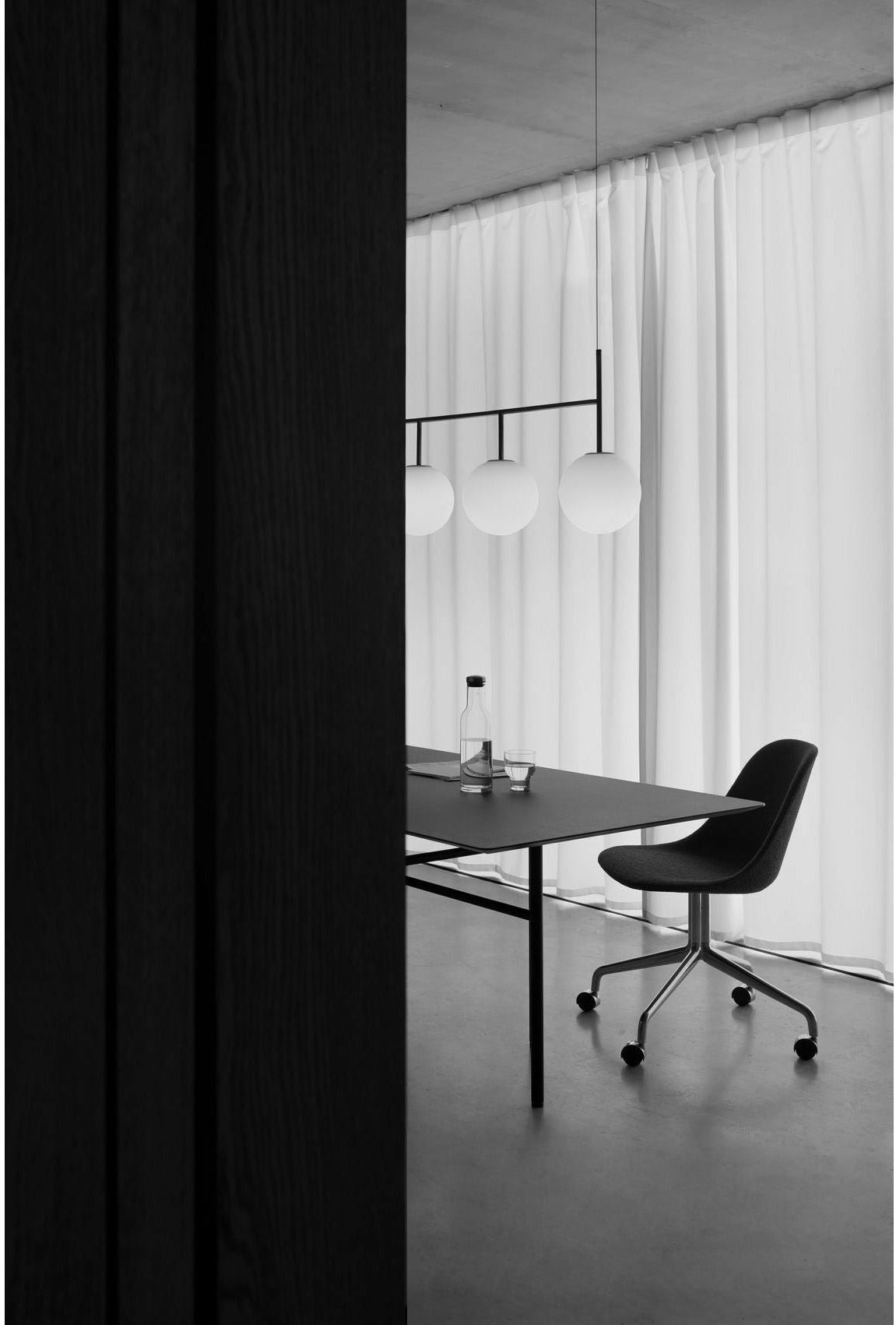 Audo Copenhagen Harbor Side Silla de comedor giratorio con base de estrellas, negro/negro