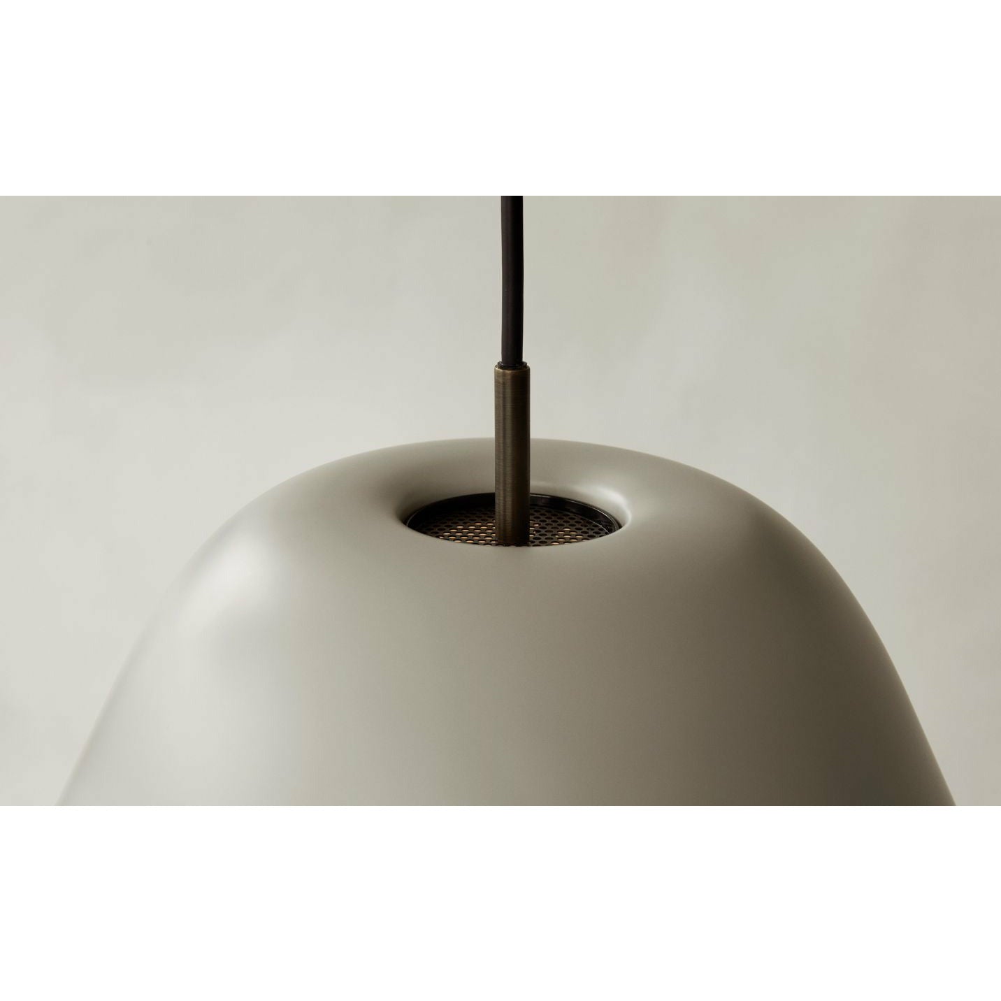 Audo Copenhagen Levitation Anhängerlampe Ø28 cm, grau/bronziertes Messing