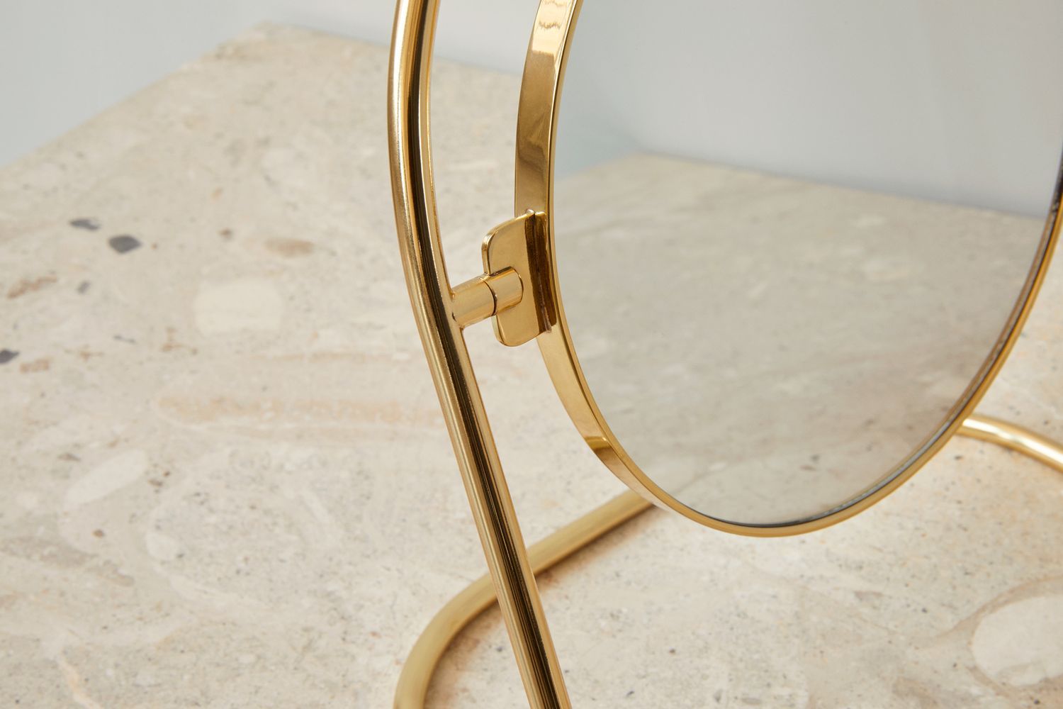 Audo Copenhagen Mirror de mesa Nimbus, latón bronceado