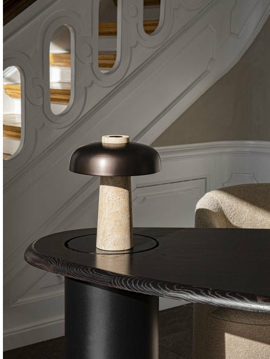 Audo Copenhagen omvendt bordlampe, travertin marmor