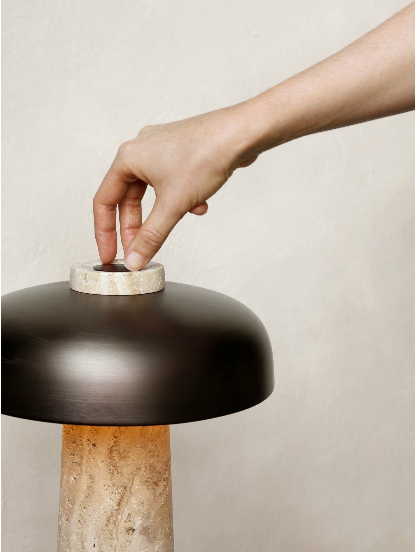 Audo Copenhagen Reverse Table Lampe, Travertine Marmor