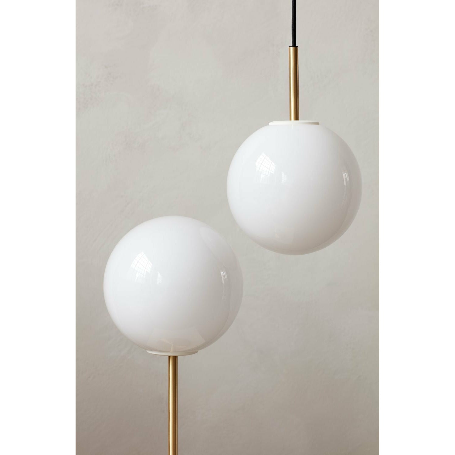 Audo Copenhagen TR Bulb Pendse brillante Opal, negro