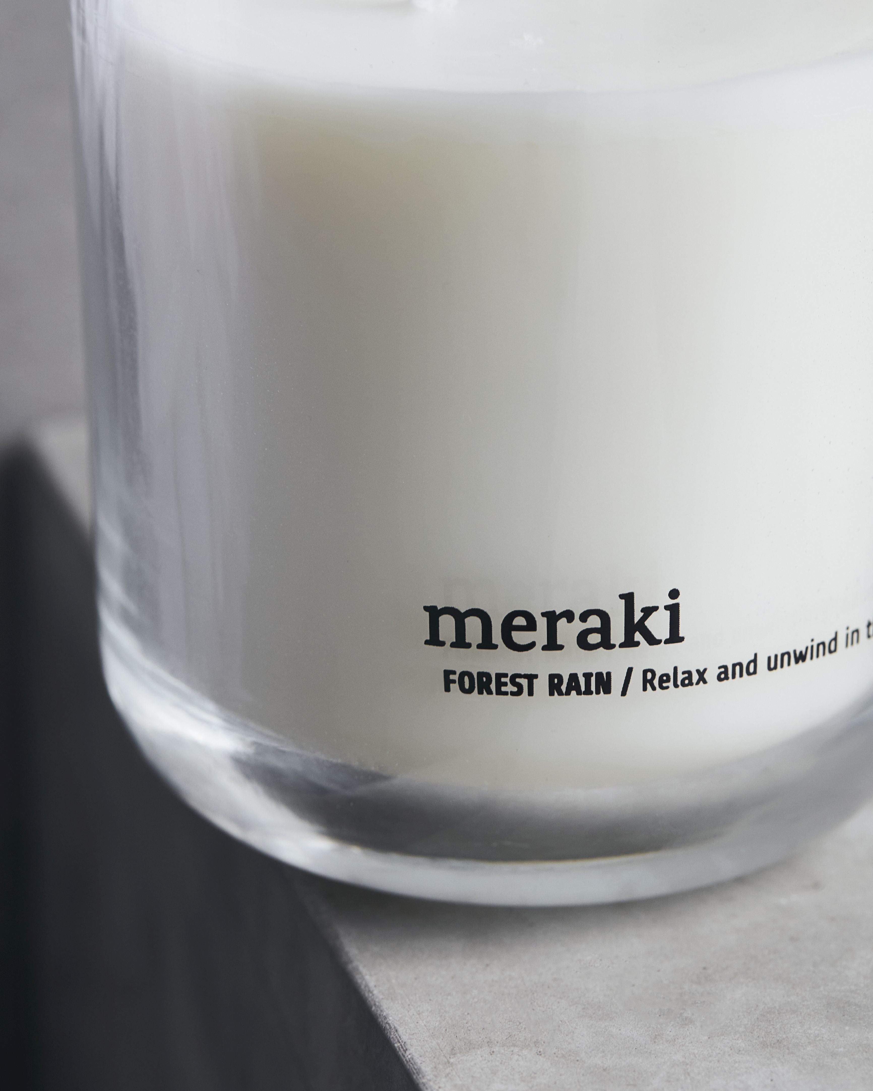 Vela perfumada de Meraki H10,5 cm, lluvia forestal