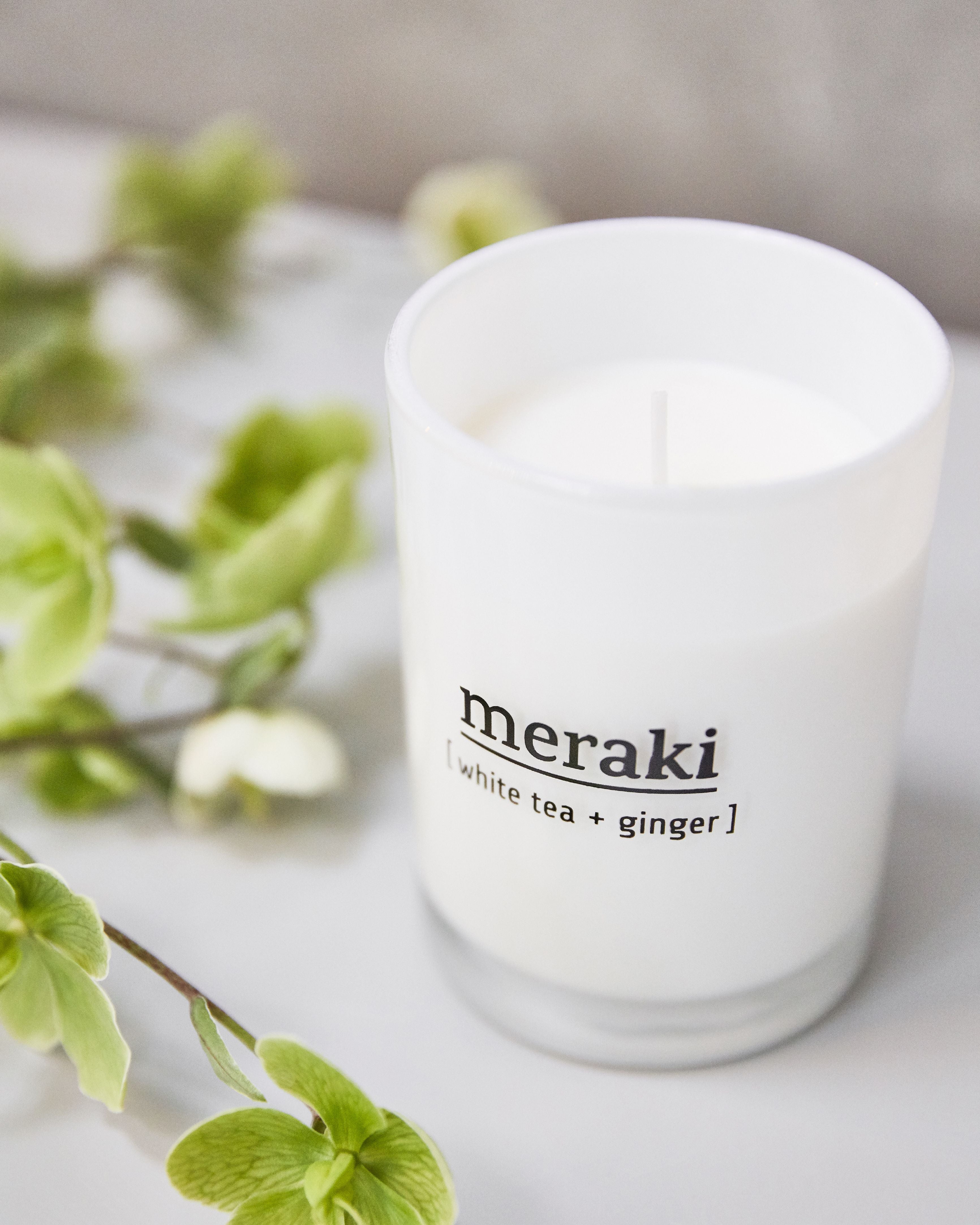 Vela perfumada de Meraki H10.5 cm, té blanco y jengibre