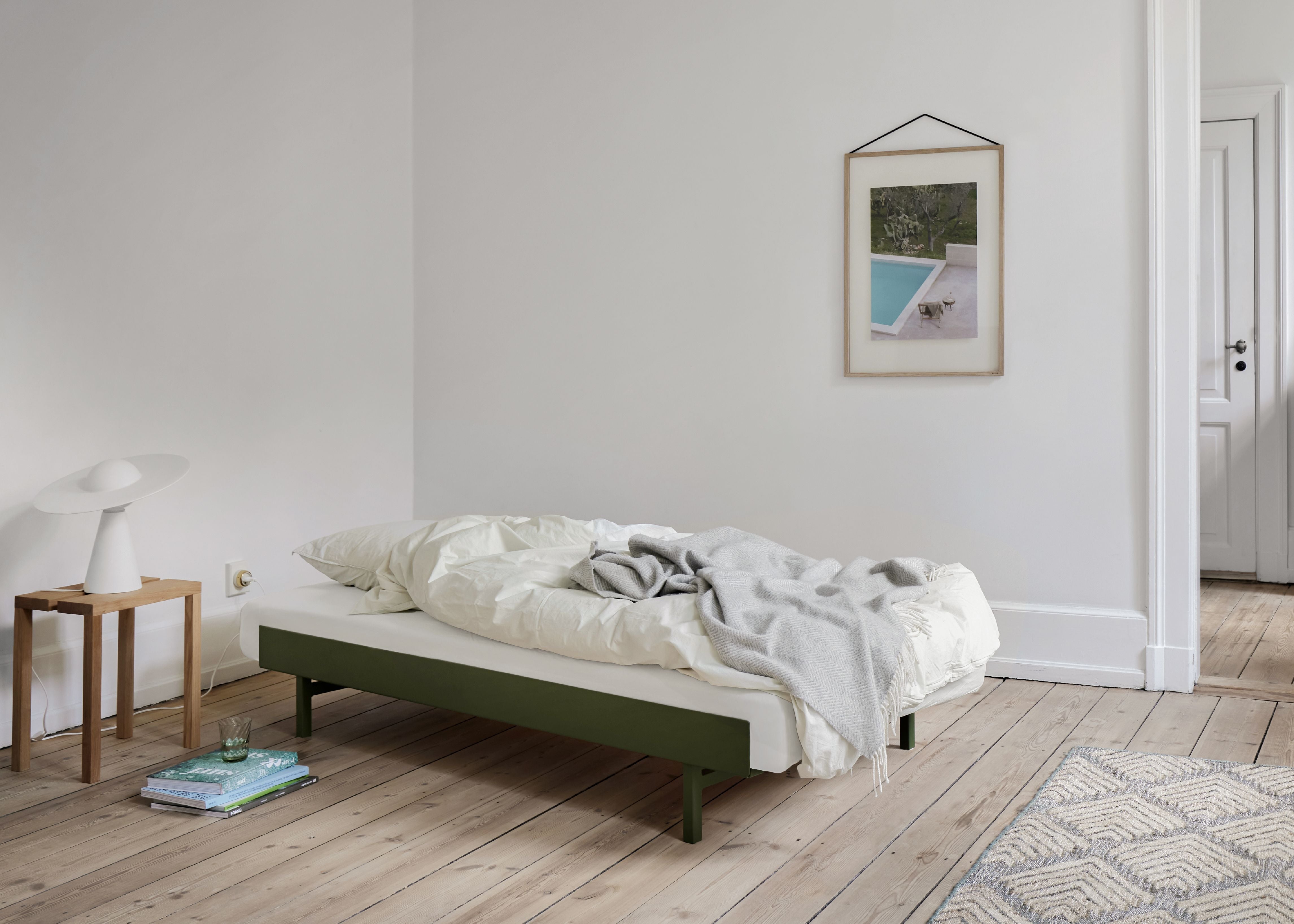 Moebe -säng med 1 sängbord 90 180 cm, tallgrön