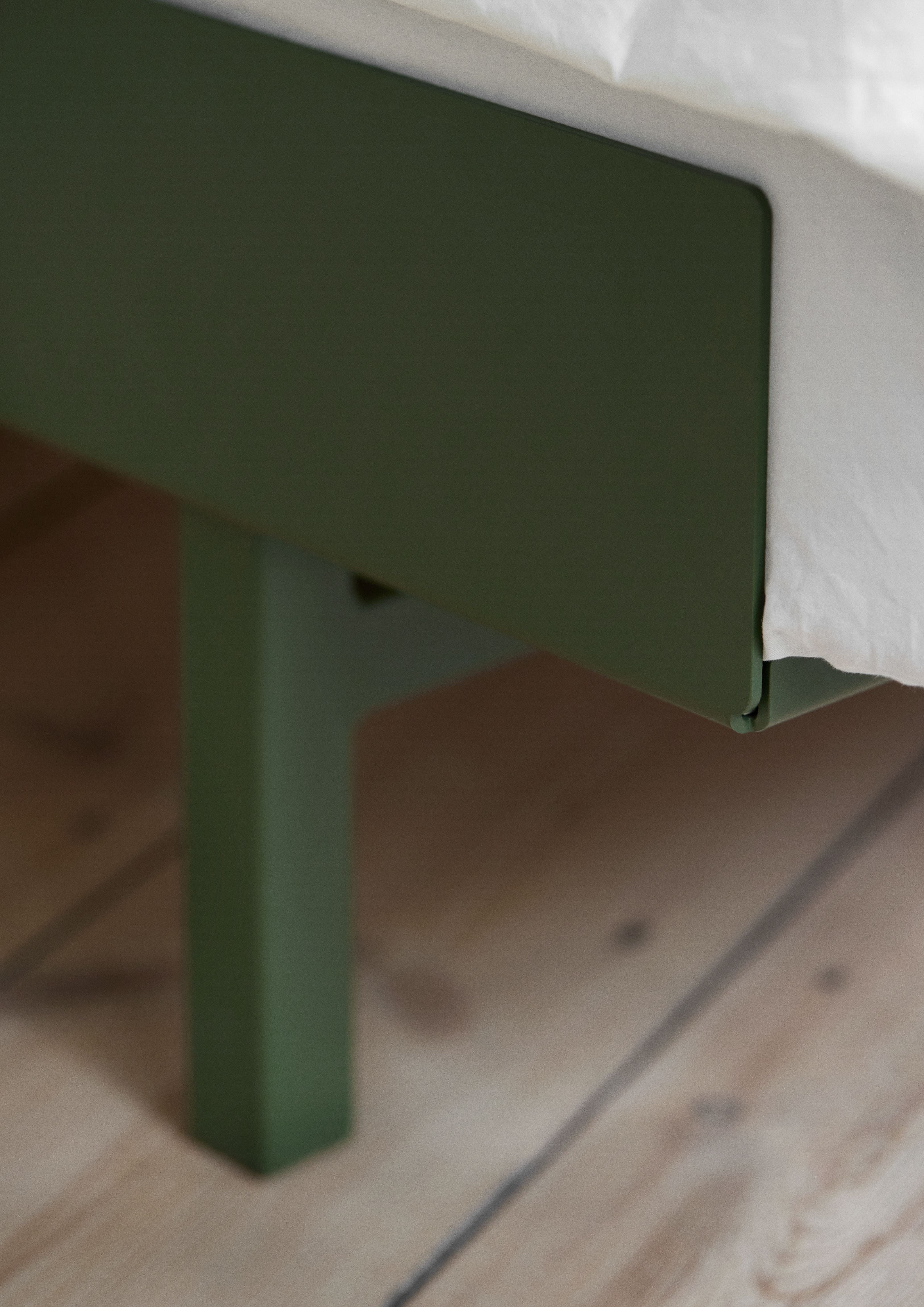 Lit Moebe avec 1 table de chevet 90 180 cm, Pine Green