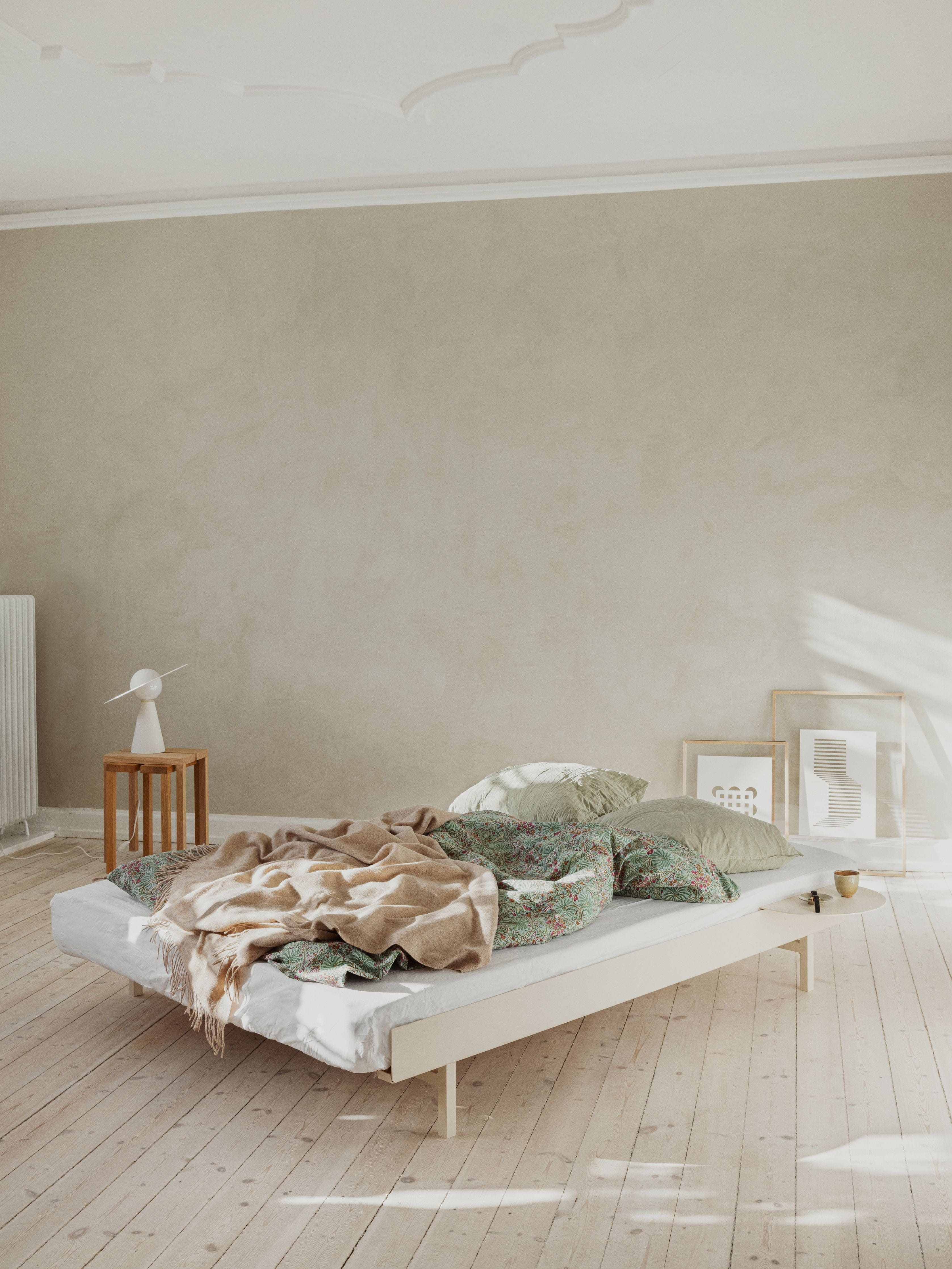 Moebe -säng med lameller och 2 sängbord 140 cm, sand