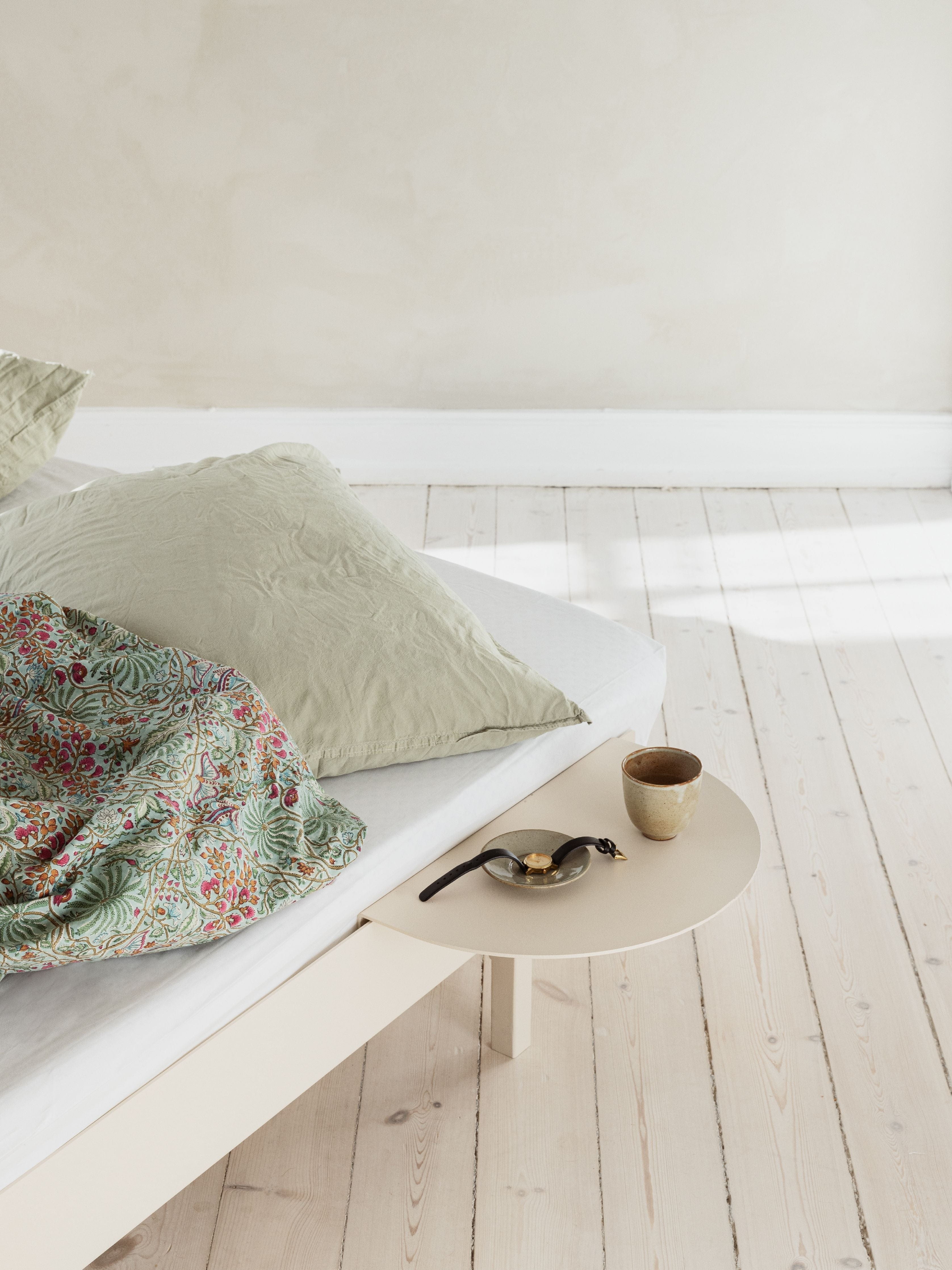 Cama moebe con listones de cama y 2 mesas de noche de 160 cm, arena