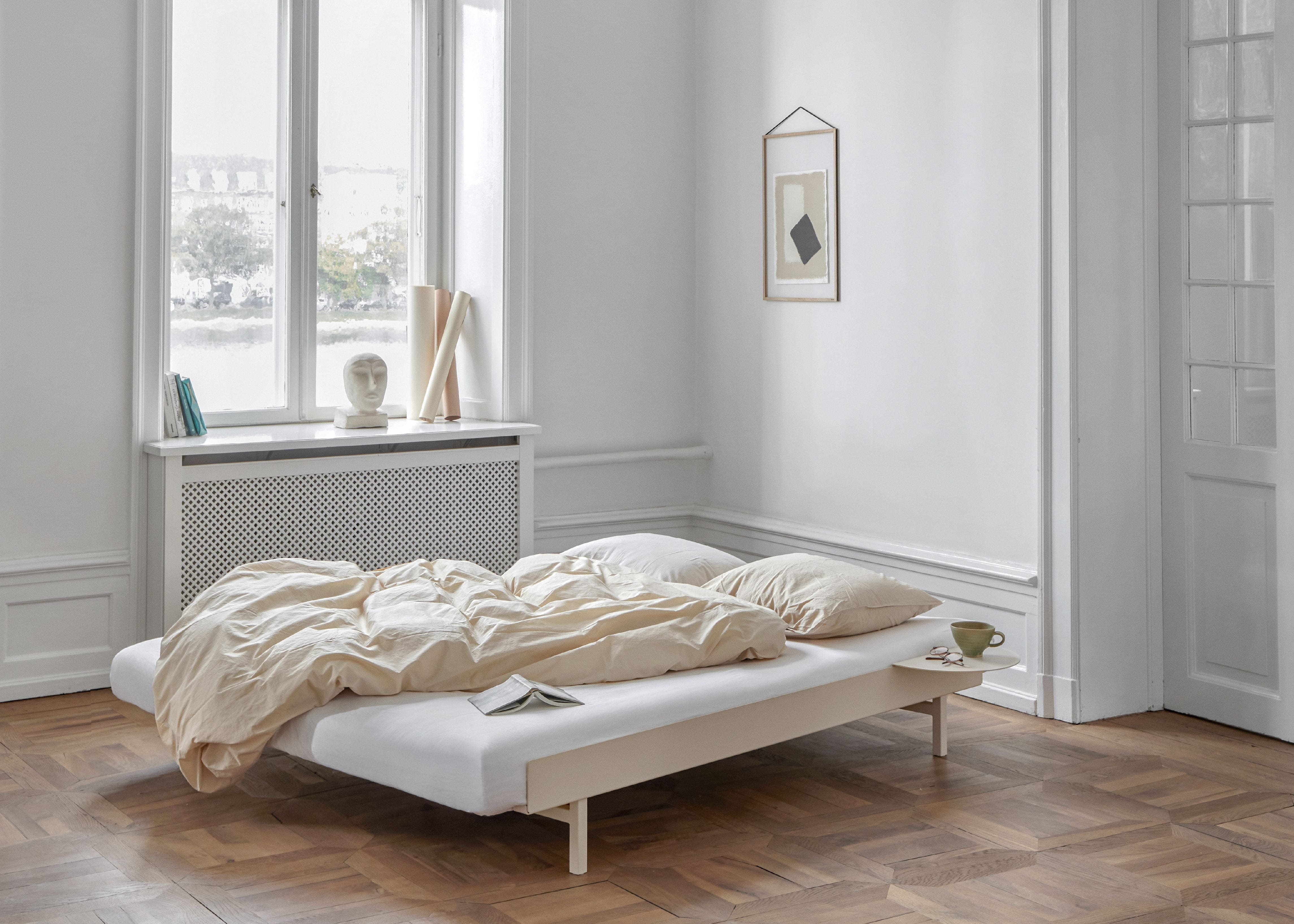 Moebe -säng med sängplattor och 2 sängbord 160 cm, sand