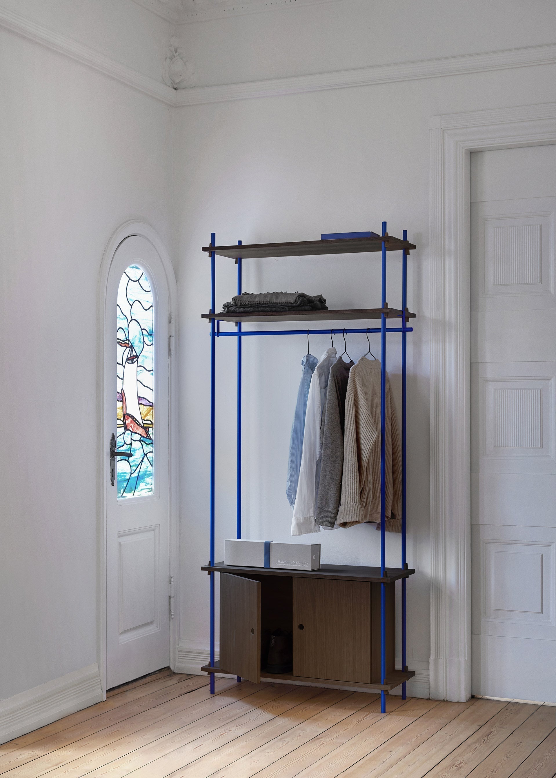 Moebe Shelving System S.200.1.G, Smoked Oak/Deep Blue