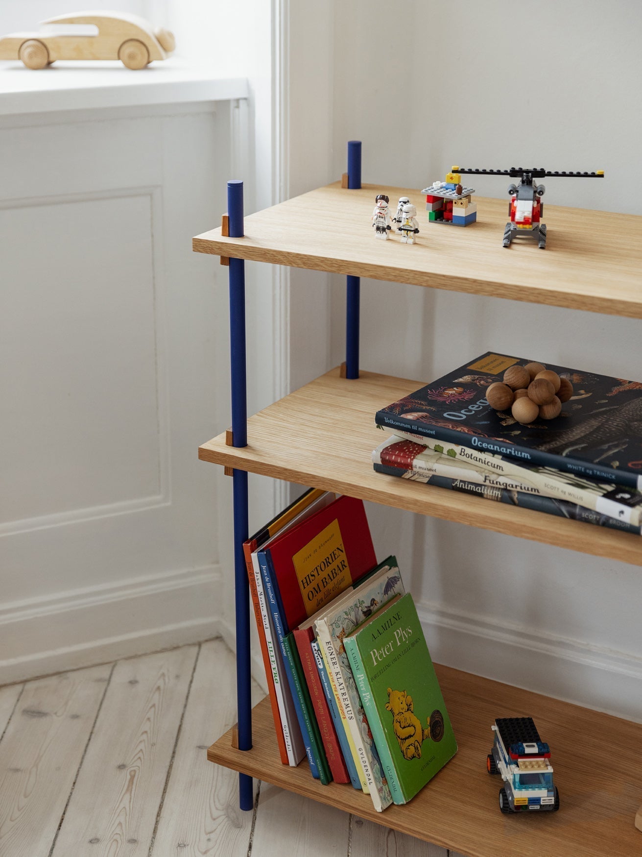 Moebe Shelving System S.200.3.A, Oak/Deep Blue