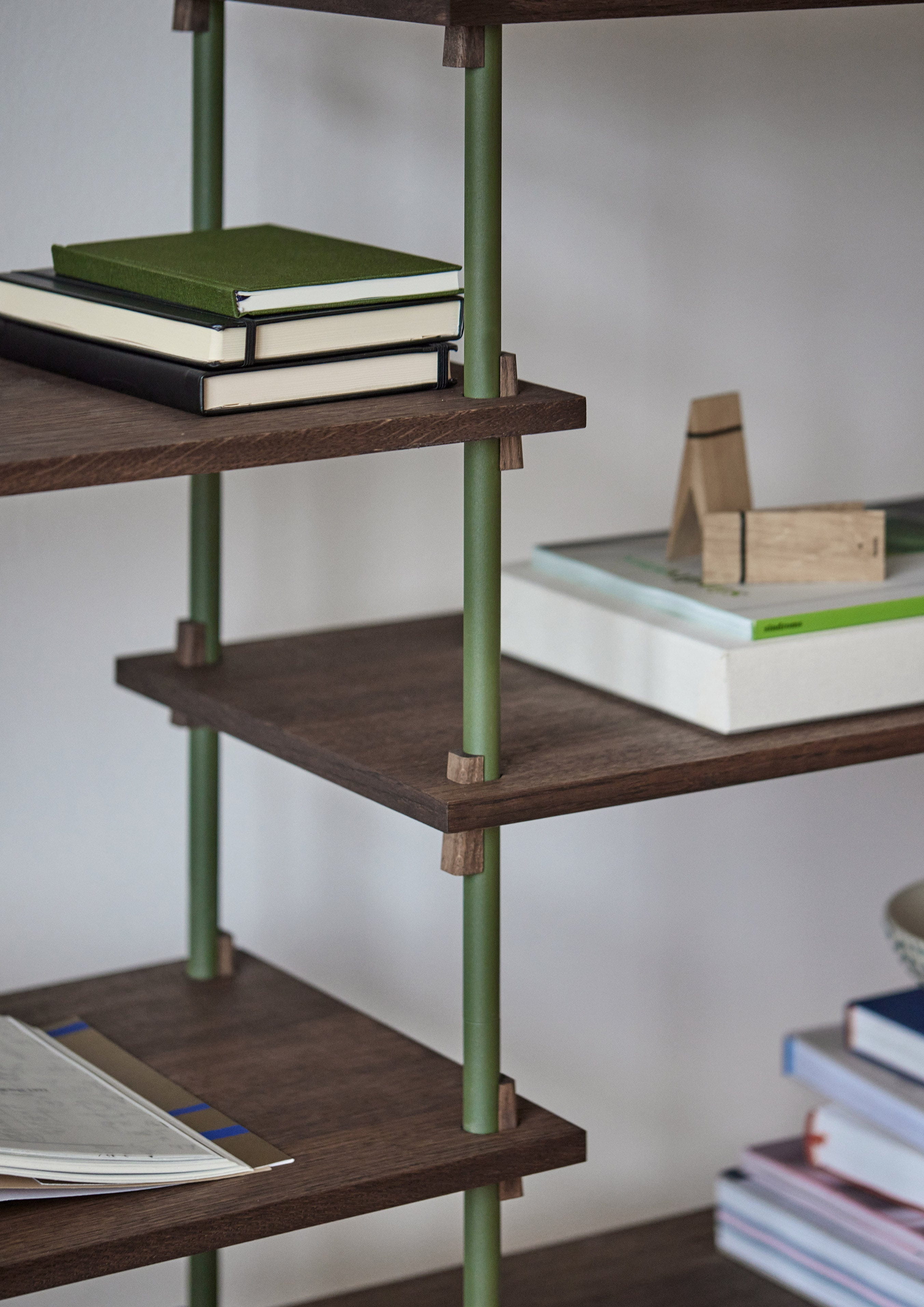 Moebe Shelving System S.255.2.E, Smoked Oak/Pine Green