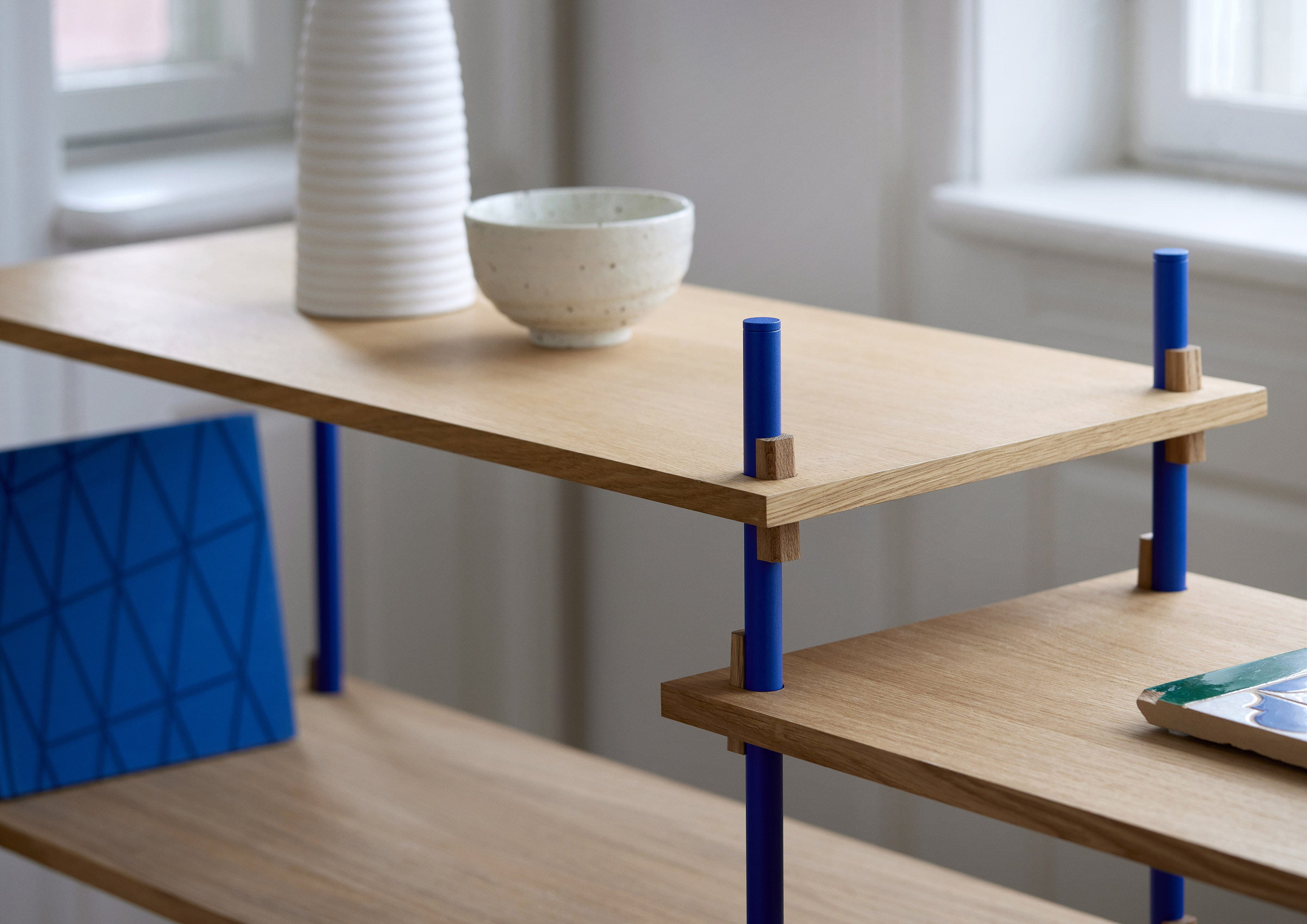 Moebe Shelving System S.255.3.A, Oak/Deep Blue