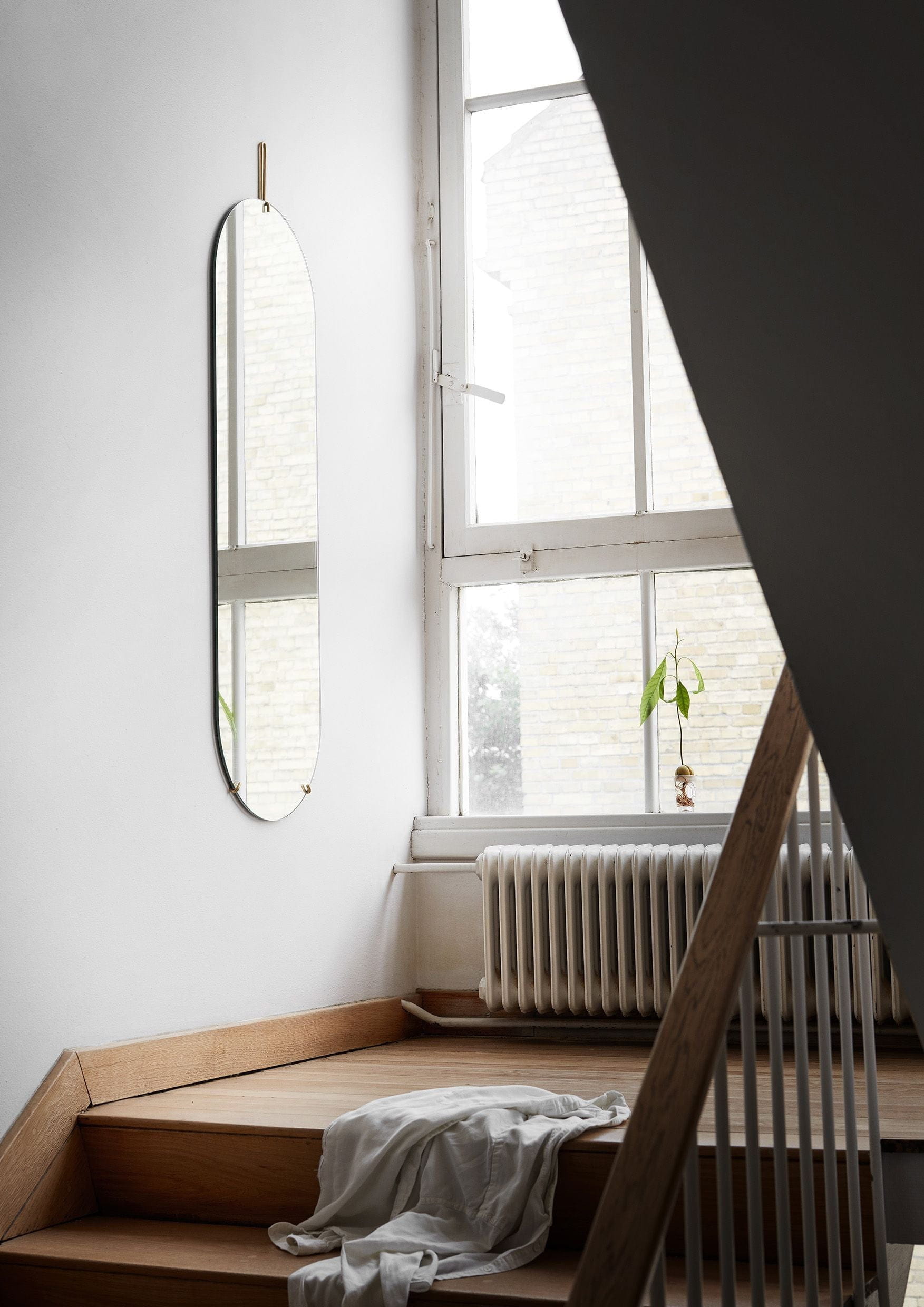 Espejo de pared de Moebe Ø50 cm, latón