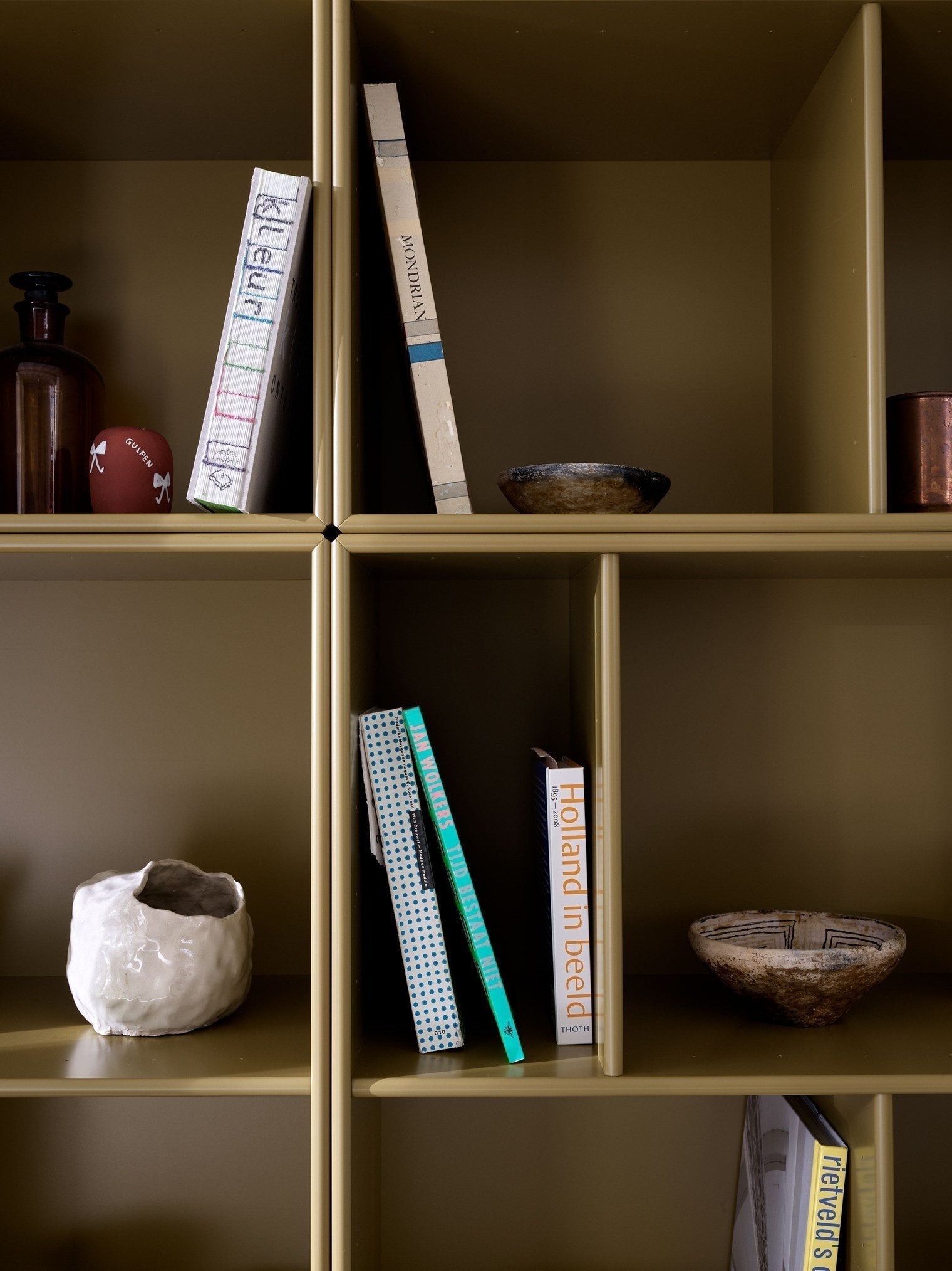 Montana las ein geräumiges Bücherregal mit 3 cm Sockel, Petersiliegrün