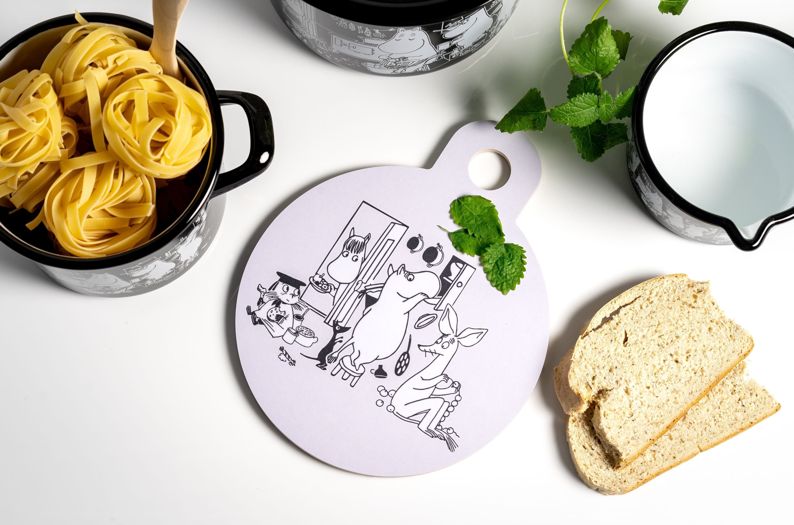Muurla Moomin en la olla de esmalte de la cocina con tapa, en la cocina