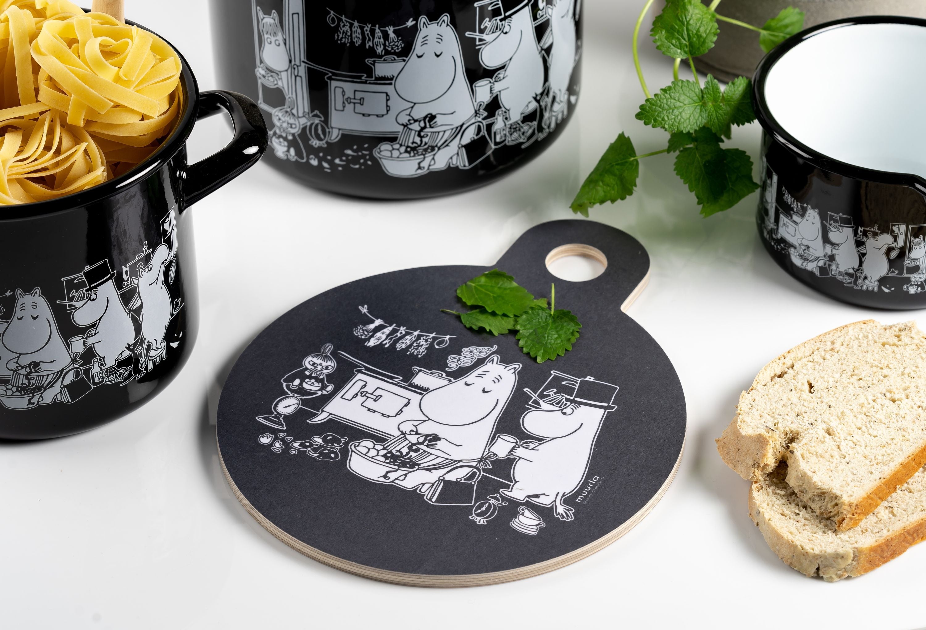 Muurla Moomin Chop & Serv Board en la cocina