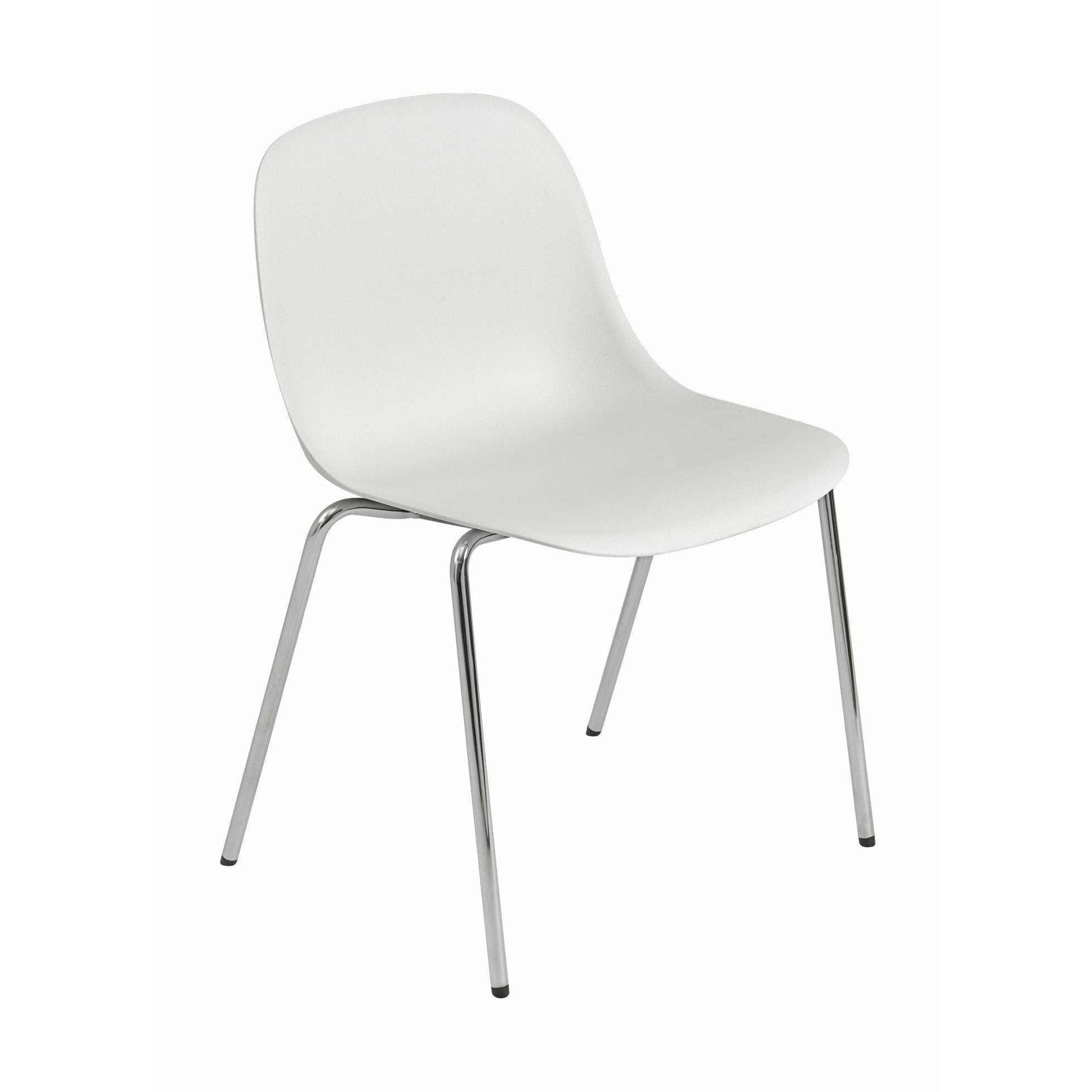 Muuto Fiber Side -stol gjord av återvunnen plast en bas, naturlig vit/krom