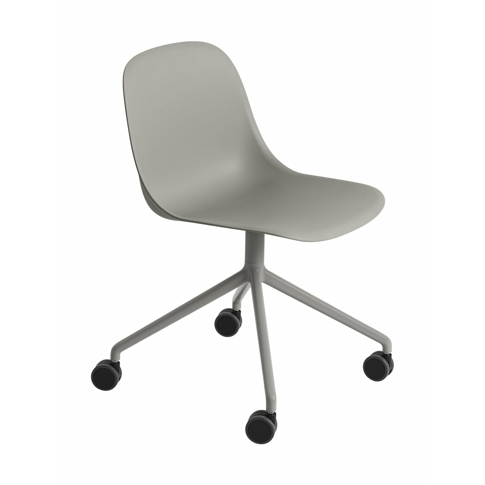 Muuto fiber side stol lavet af genanvendt plast drejelig med hjul, grå/grå