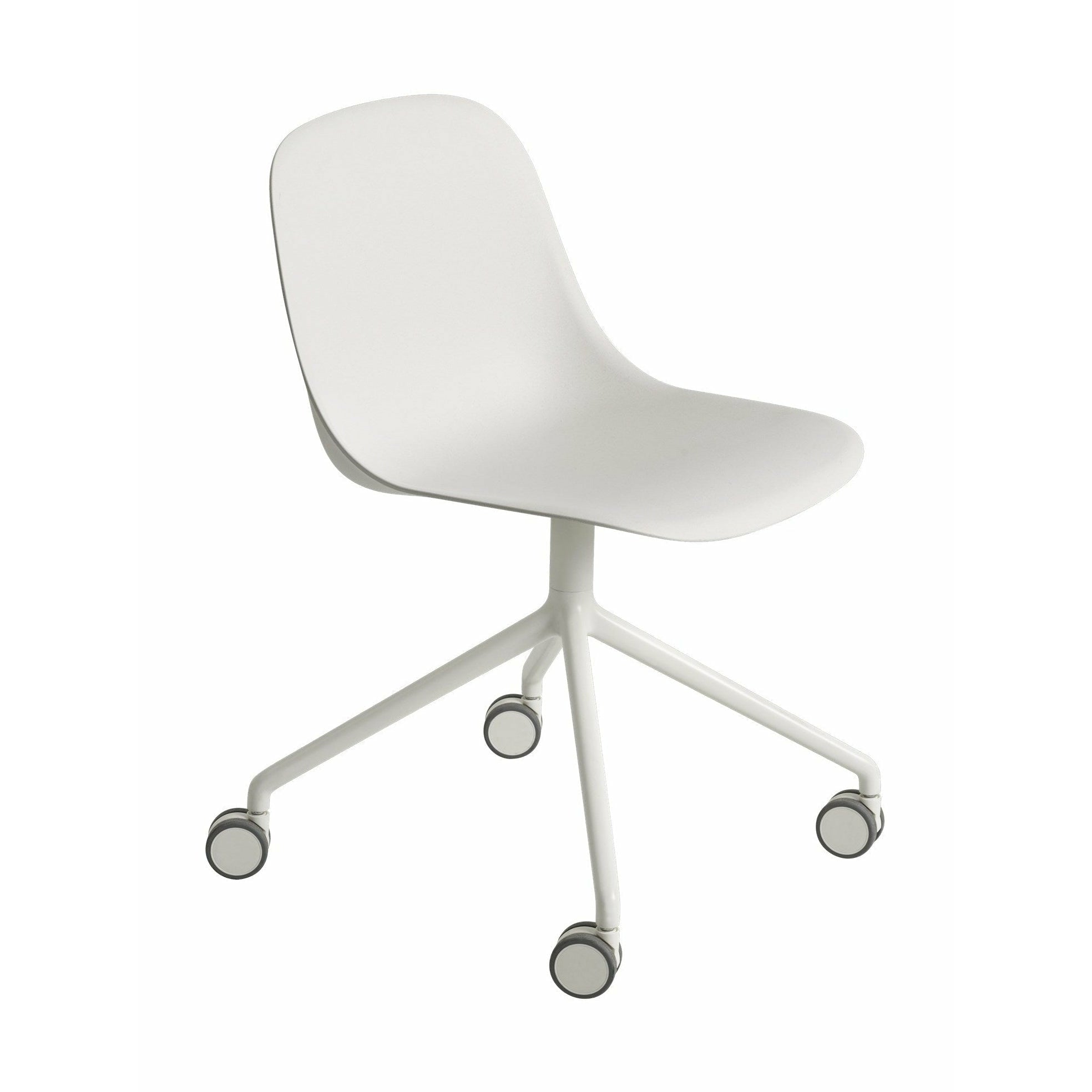 Muuto fiber side stol lavet af genanvendt plast drejelig med hjul, naturlig hvid/hvid