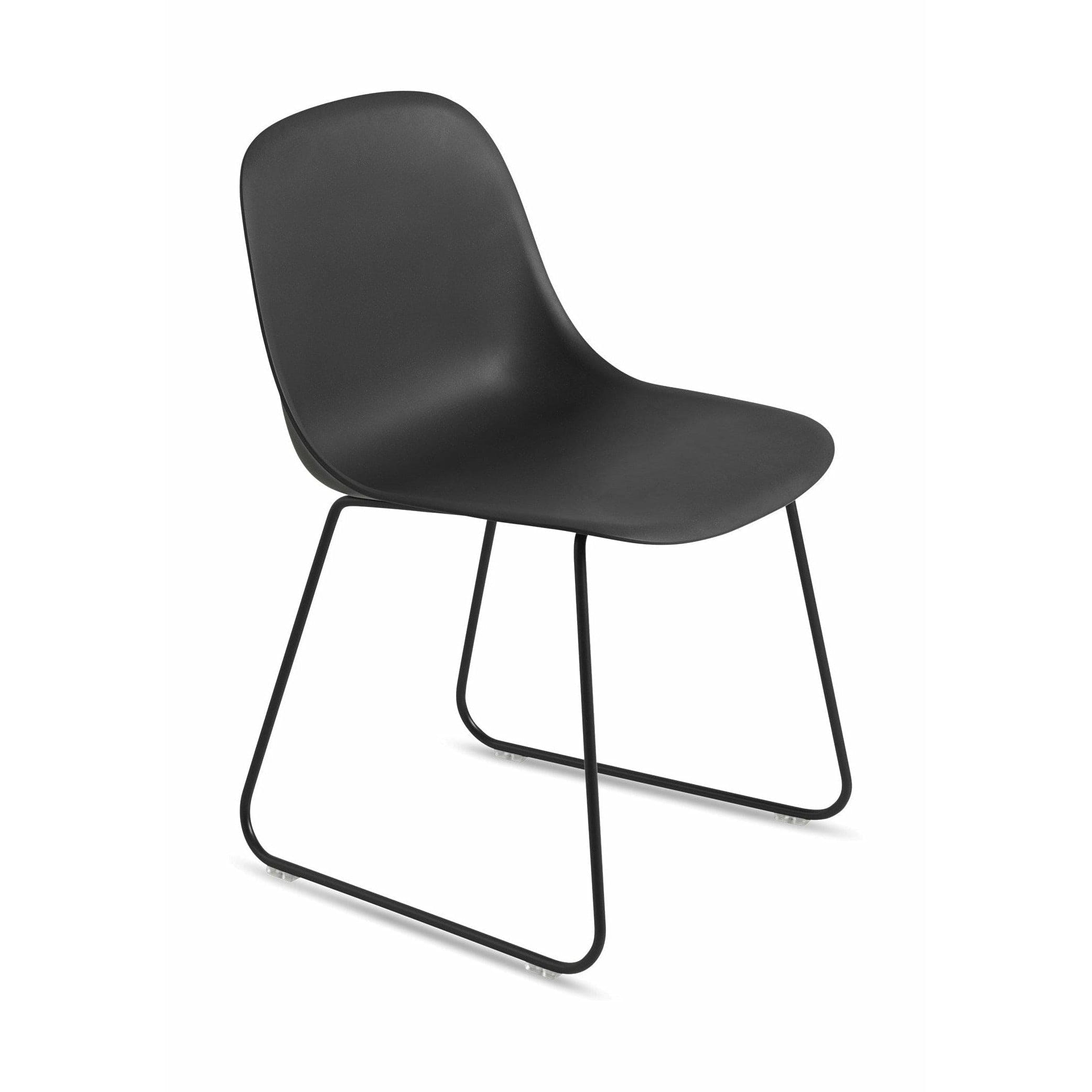 Silla lateral de fibra muuto hecha de base de trineo de plástico reciclado, negro/negro