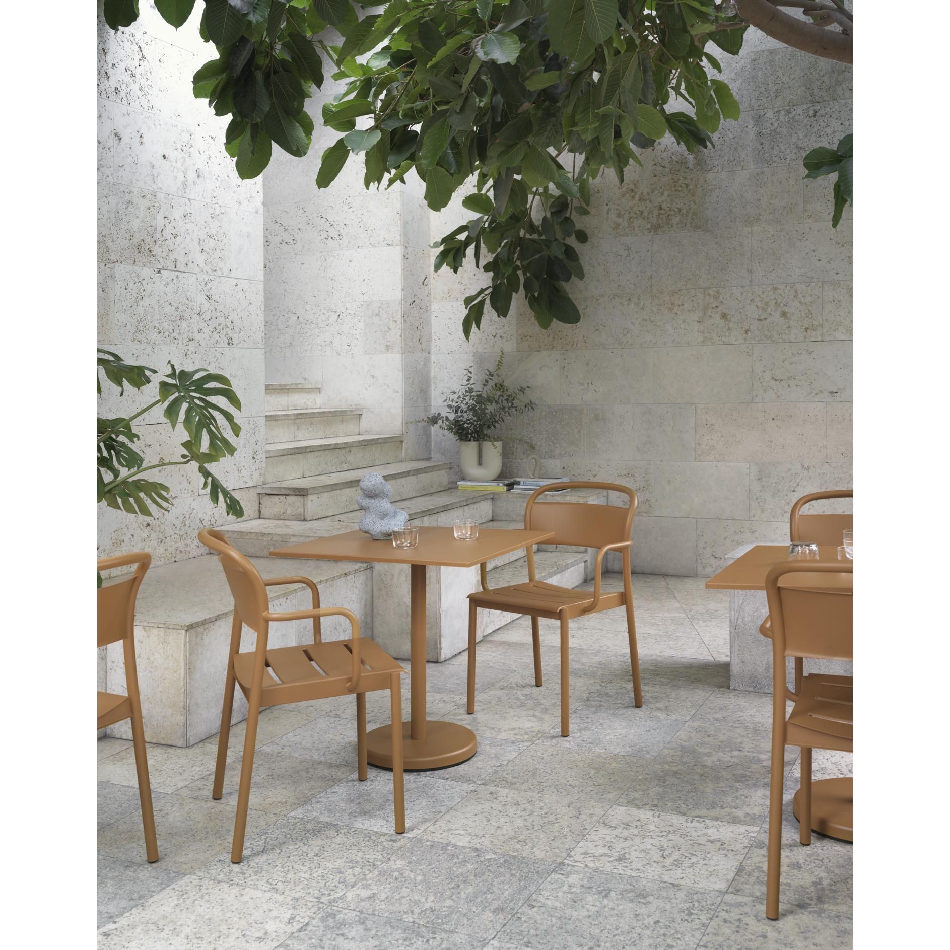 Muuto Linear Steel Café Table 70 x70 cm, naranja disparada
