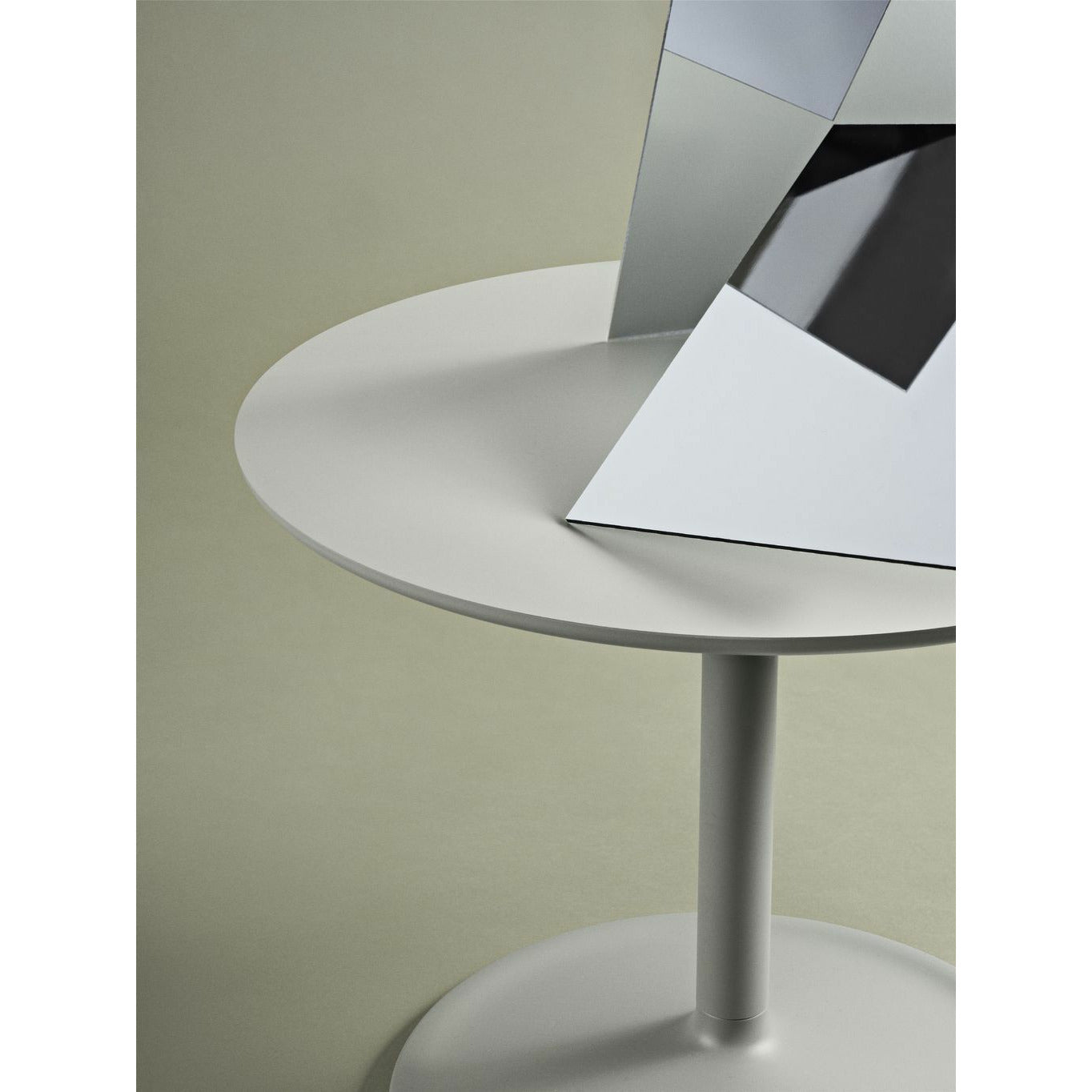 Table d'appoint douce Muuto Øx h 41x48 cm, vert poussiéreux