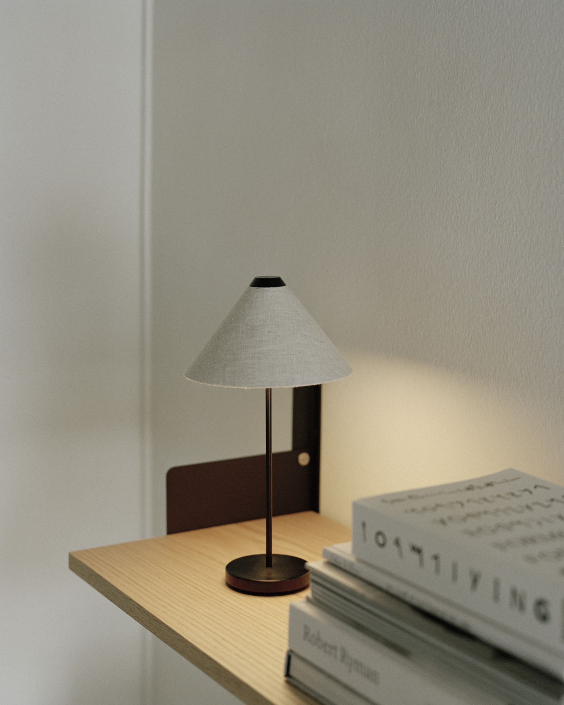 Nye værker Brolly Portable Table Lamp, linned