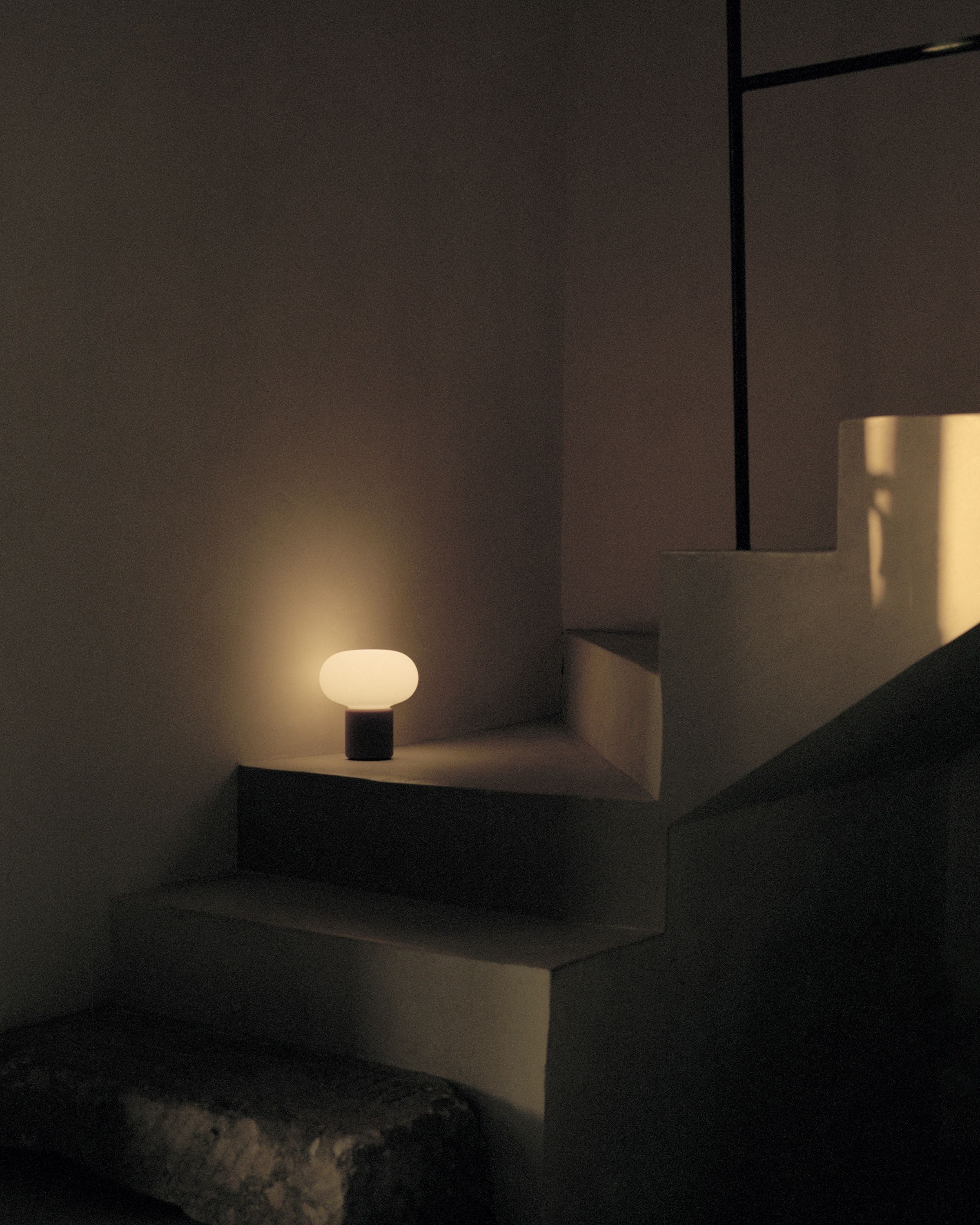 Nouvelles œuvres lampe de table portable Karl Johan, noir froid noir