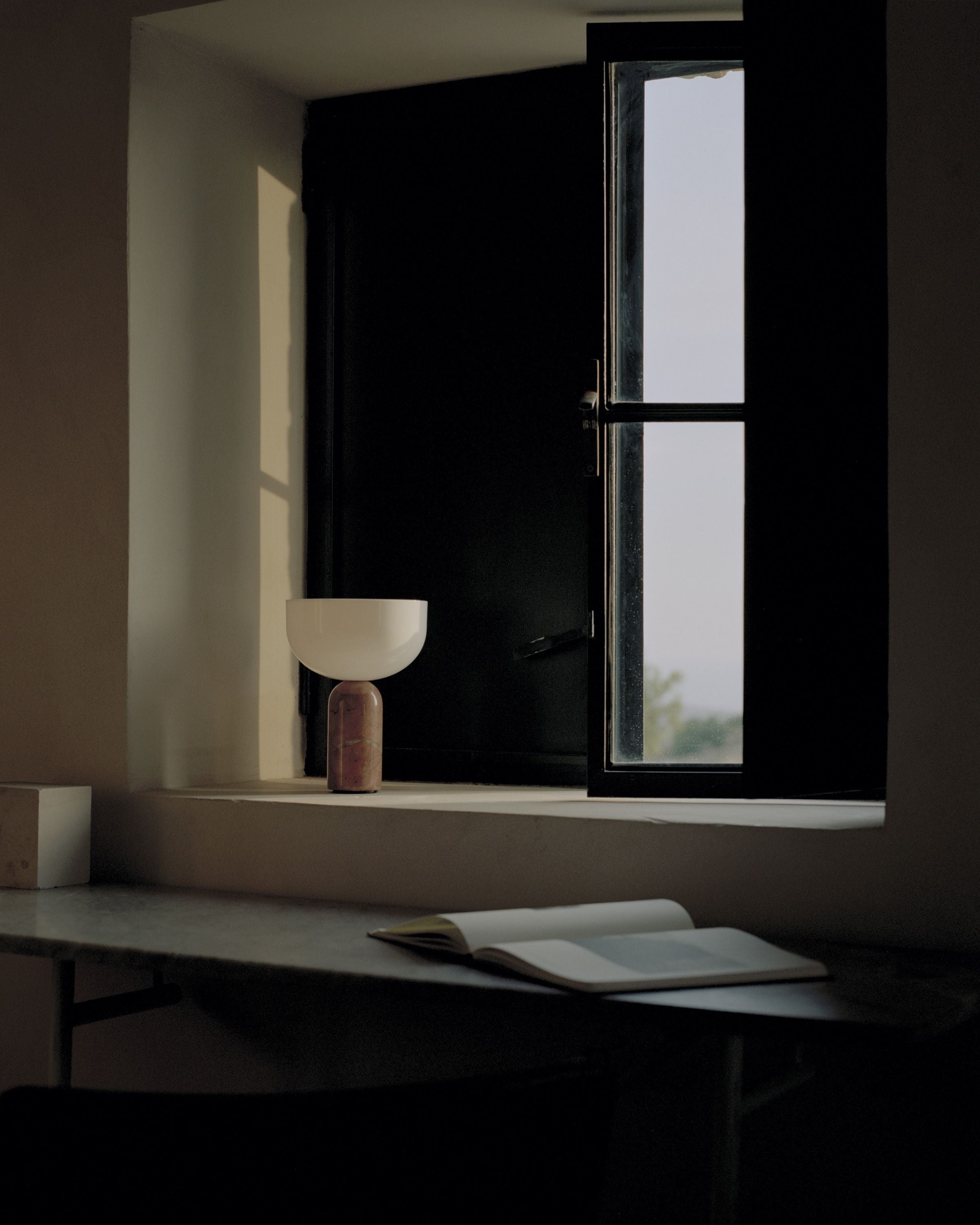 Nya verk Kizu Portable Table Lamp, Breccia Pernice