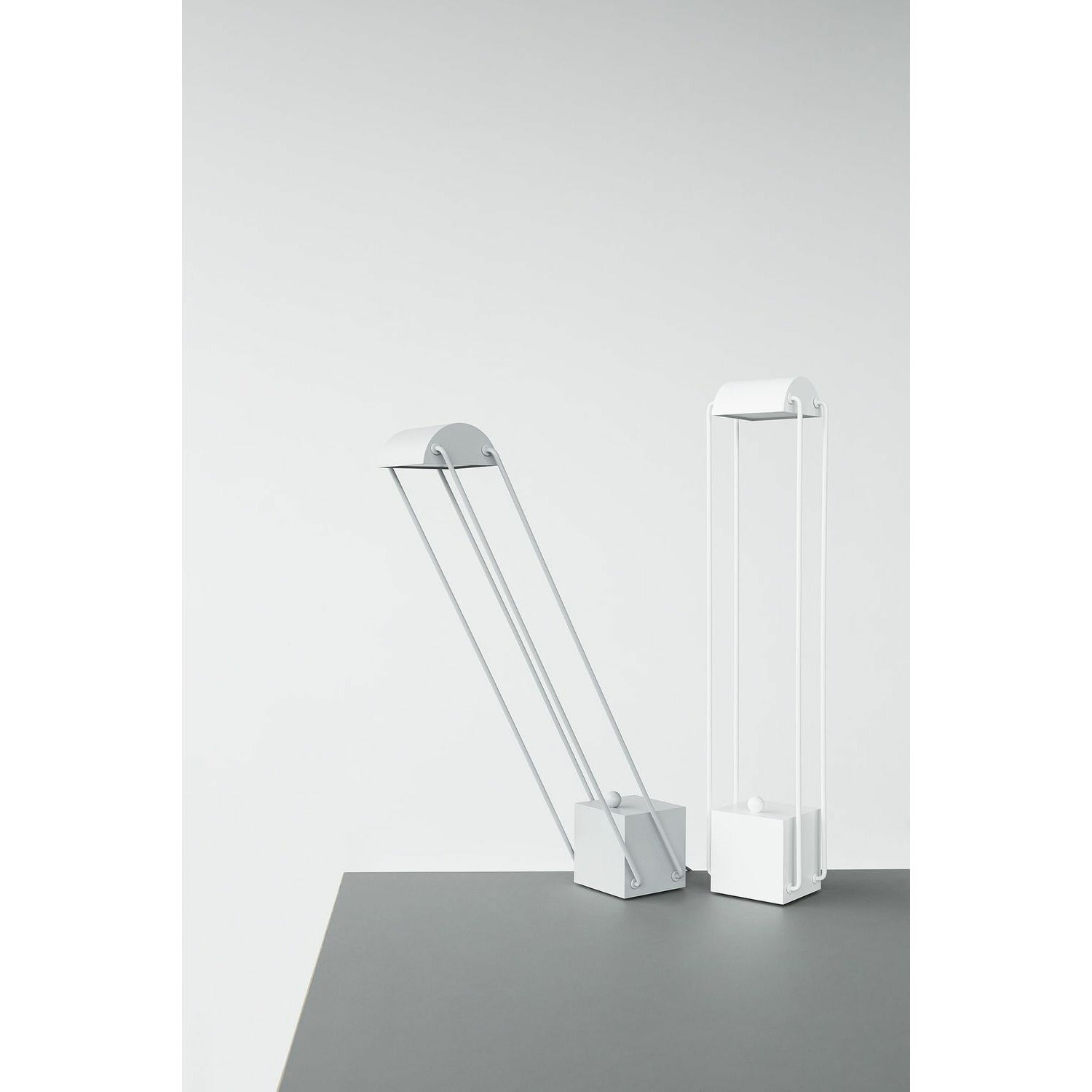 Veuillez attendre d'être assis Tokyo Table Lampe, gris