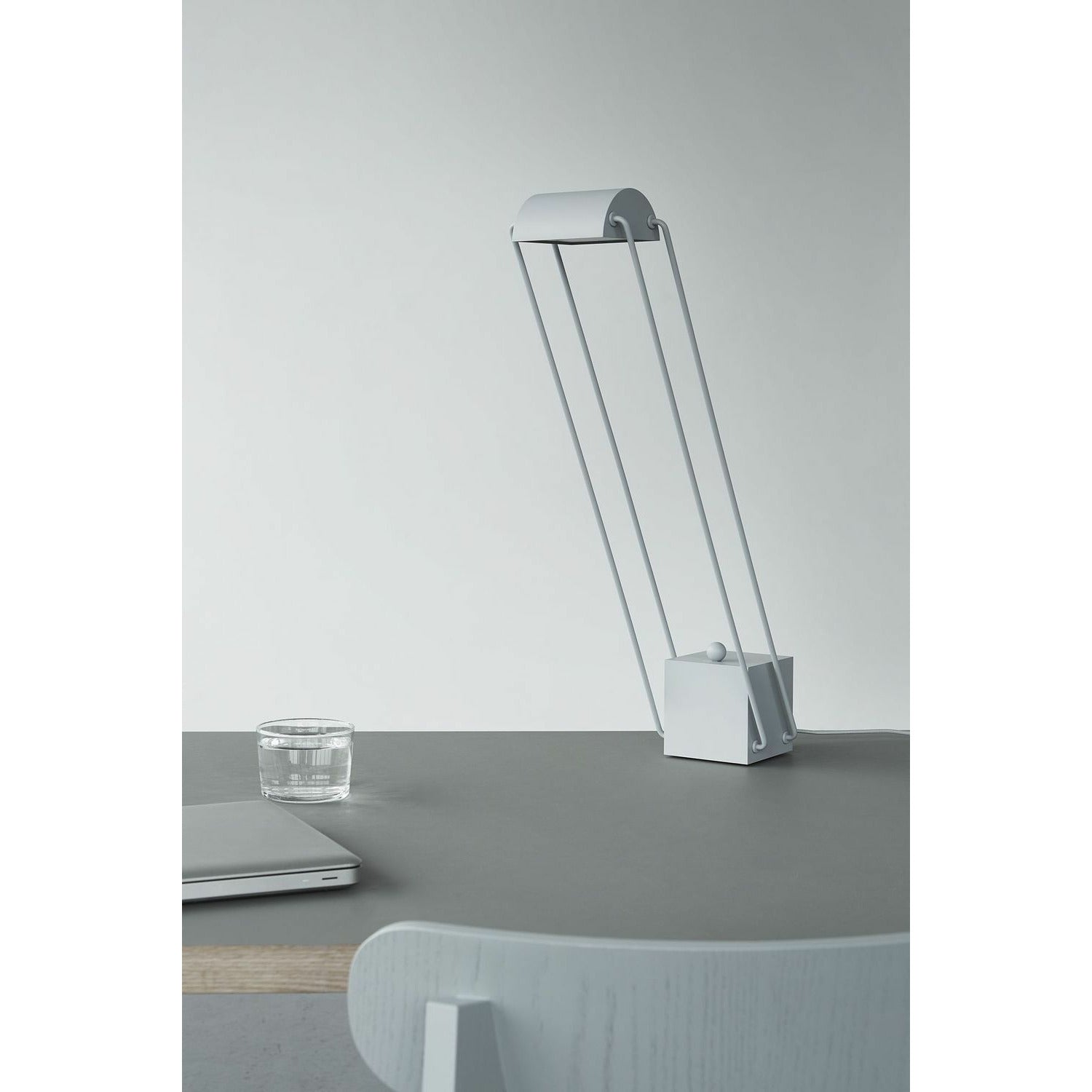 Veuillez attendre d'être assis Tokyo Table Lampe, gris