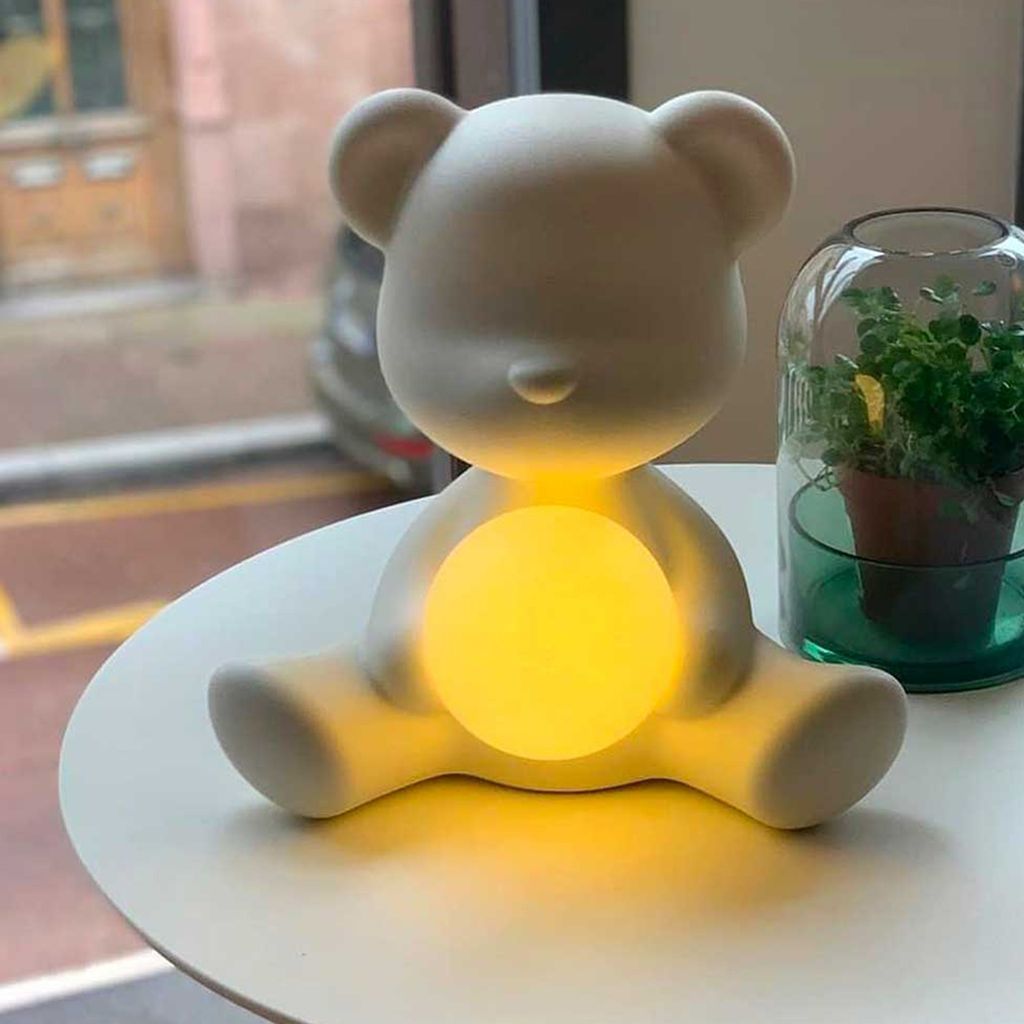 Qeeboo Teddy Girl LED wiederaufladbare Tischlampe, lila