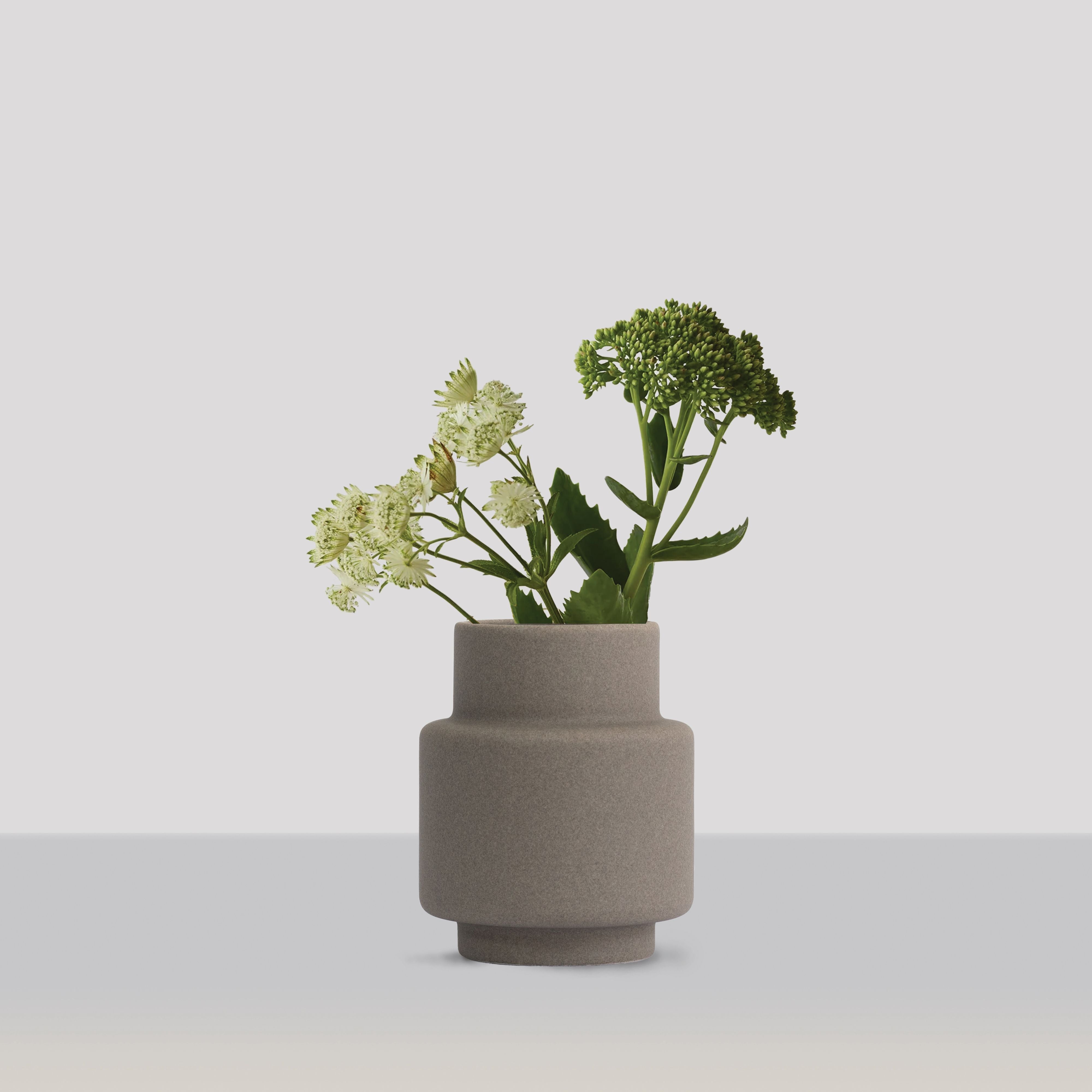 RO -Kollektion Hurrikan Keramik Vase Medium, dunkler Stein