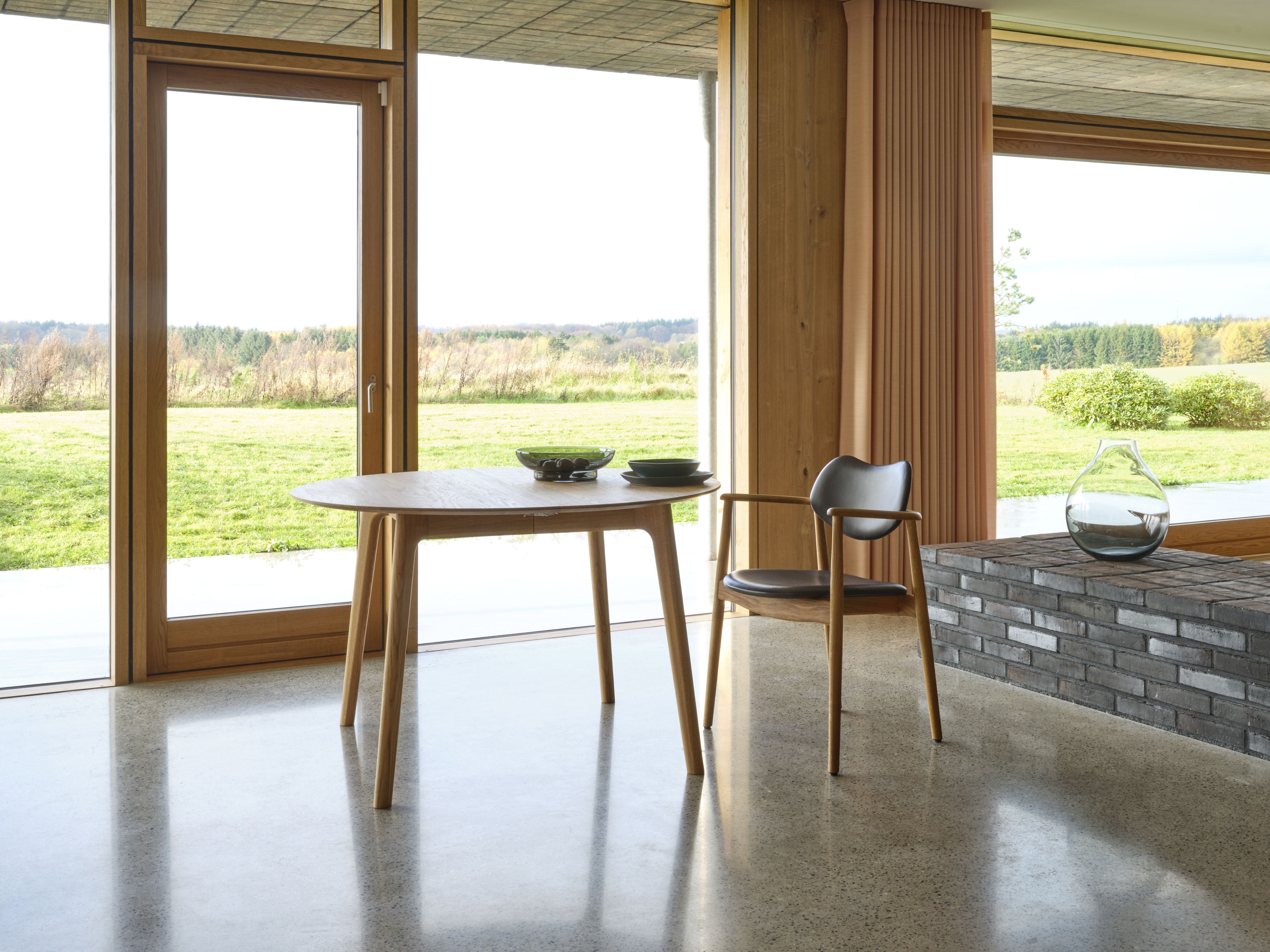 Ro Collection Salon Exttenable Table in Oiled Oak, Ø 120 cm