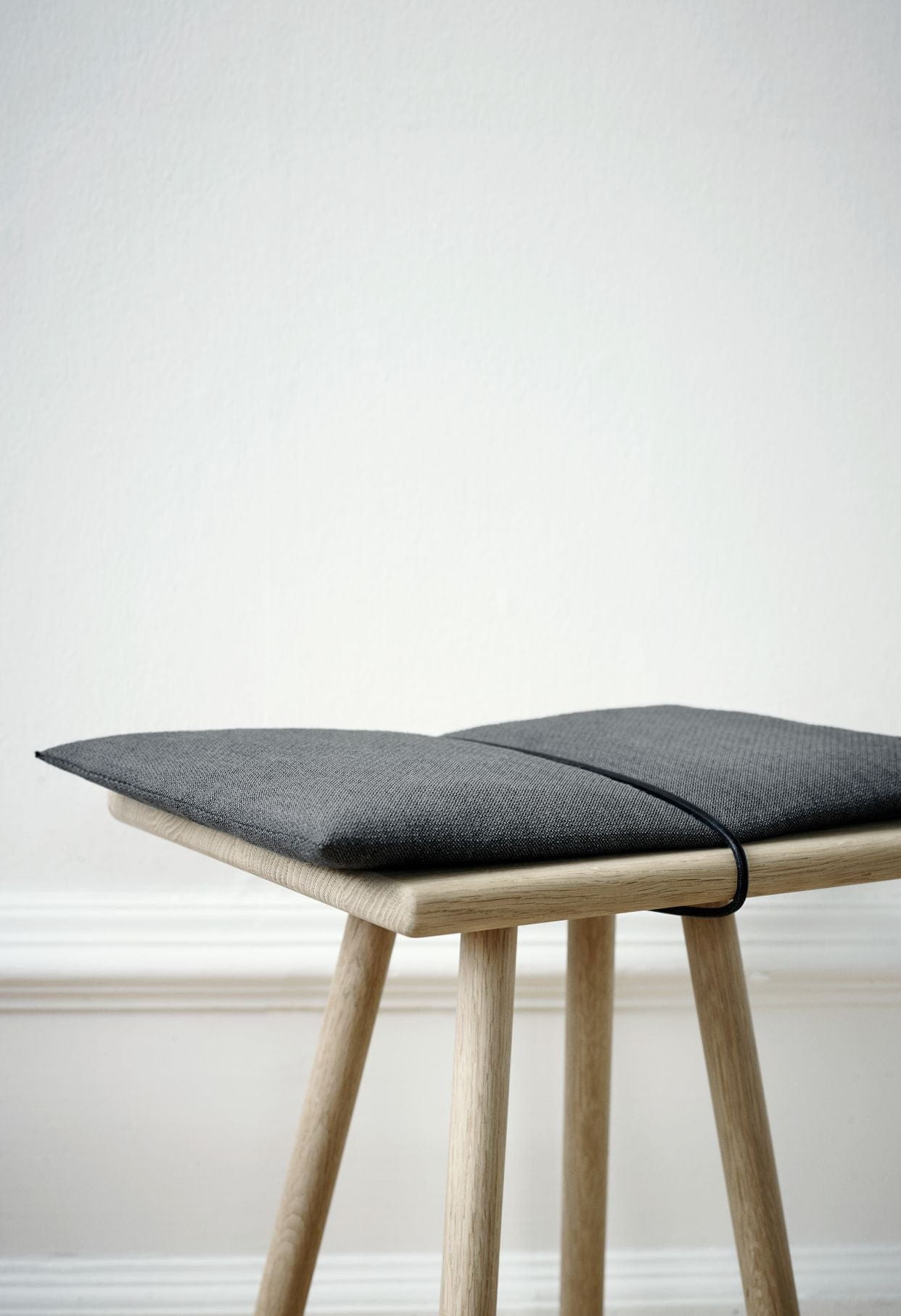 Tabouret Skagerak Georg, gris foncé / noir