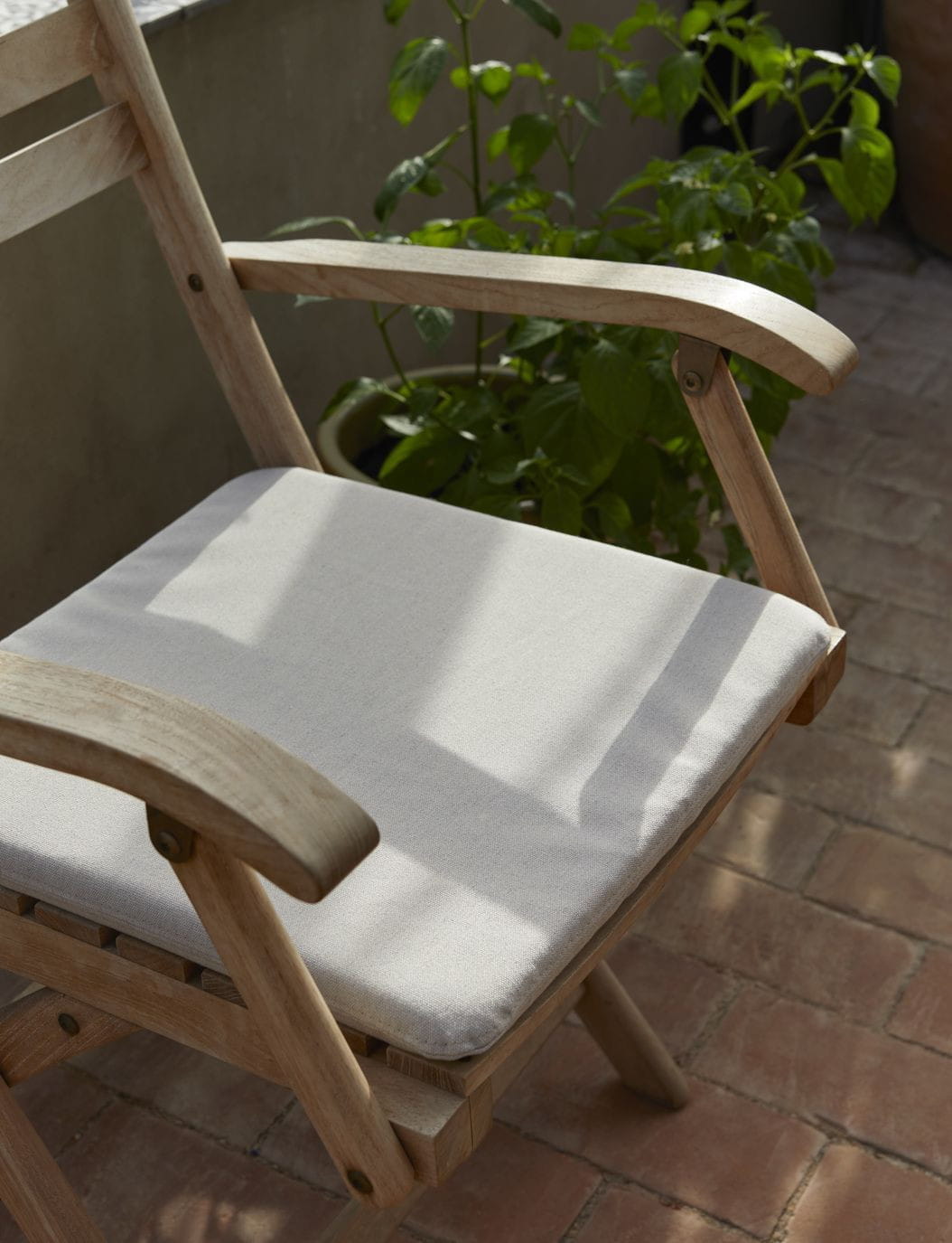 Chaise pliante de Skagerak Sellandia avec des accoudoirs