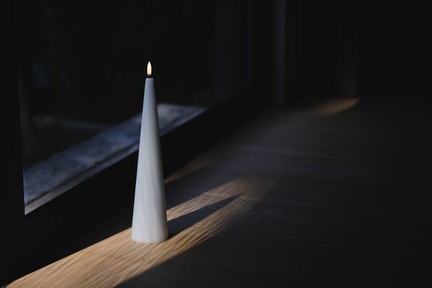 Uyuni LED -LED -KONE -Kerze 3 D Flamme 6,8x30 cm, nordisches Weiß