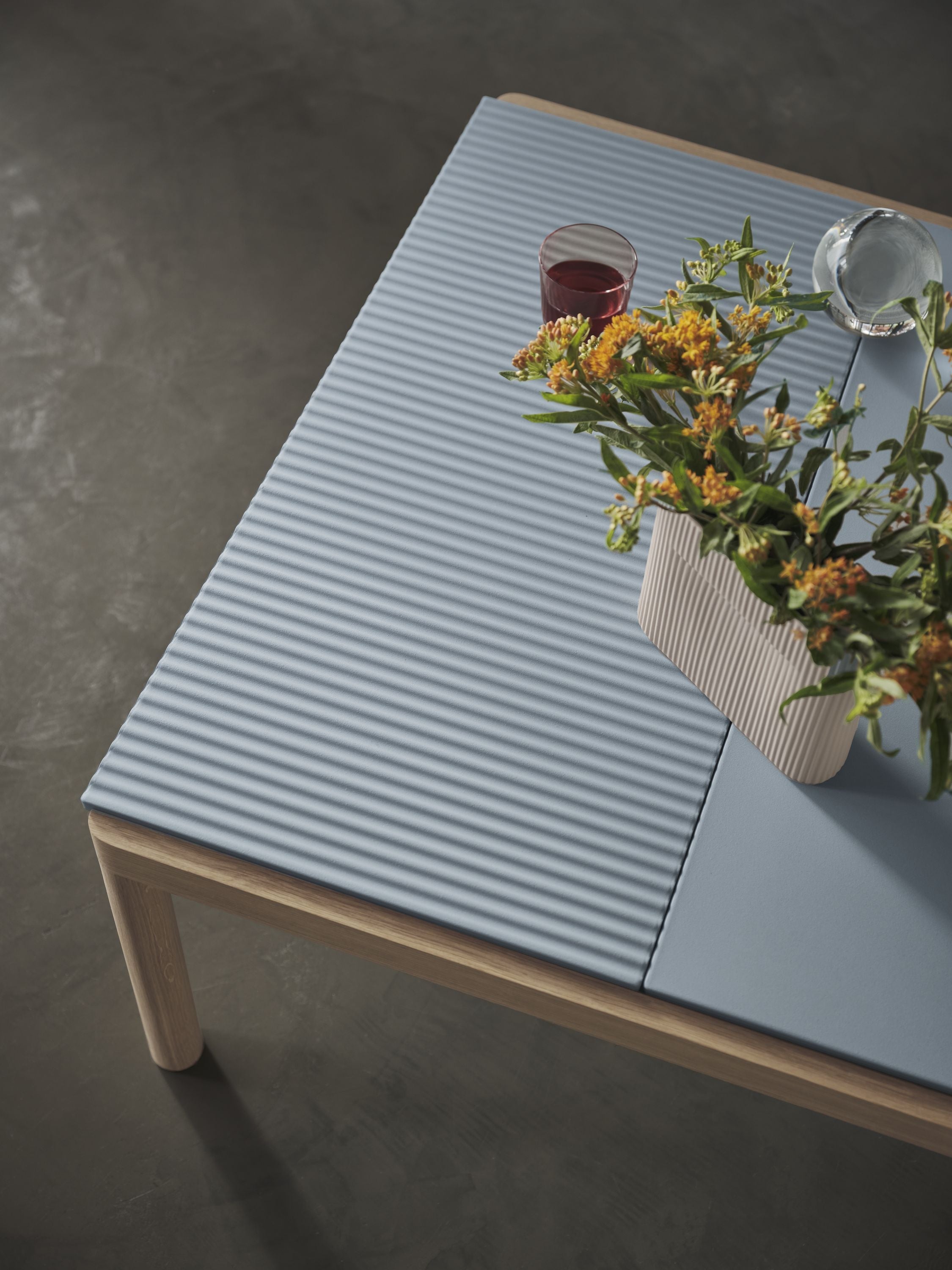 Muuto pareja mesa de café 1 azul claro/roble ondulado, 40 x 84 x 40 cm