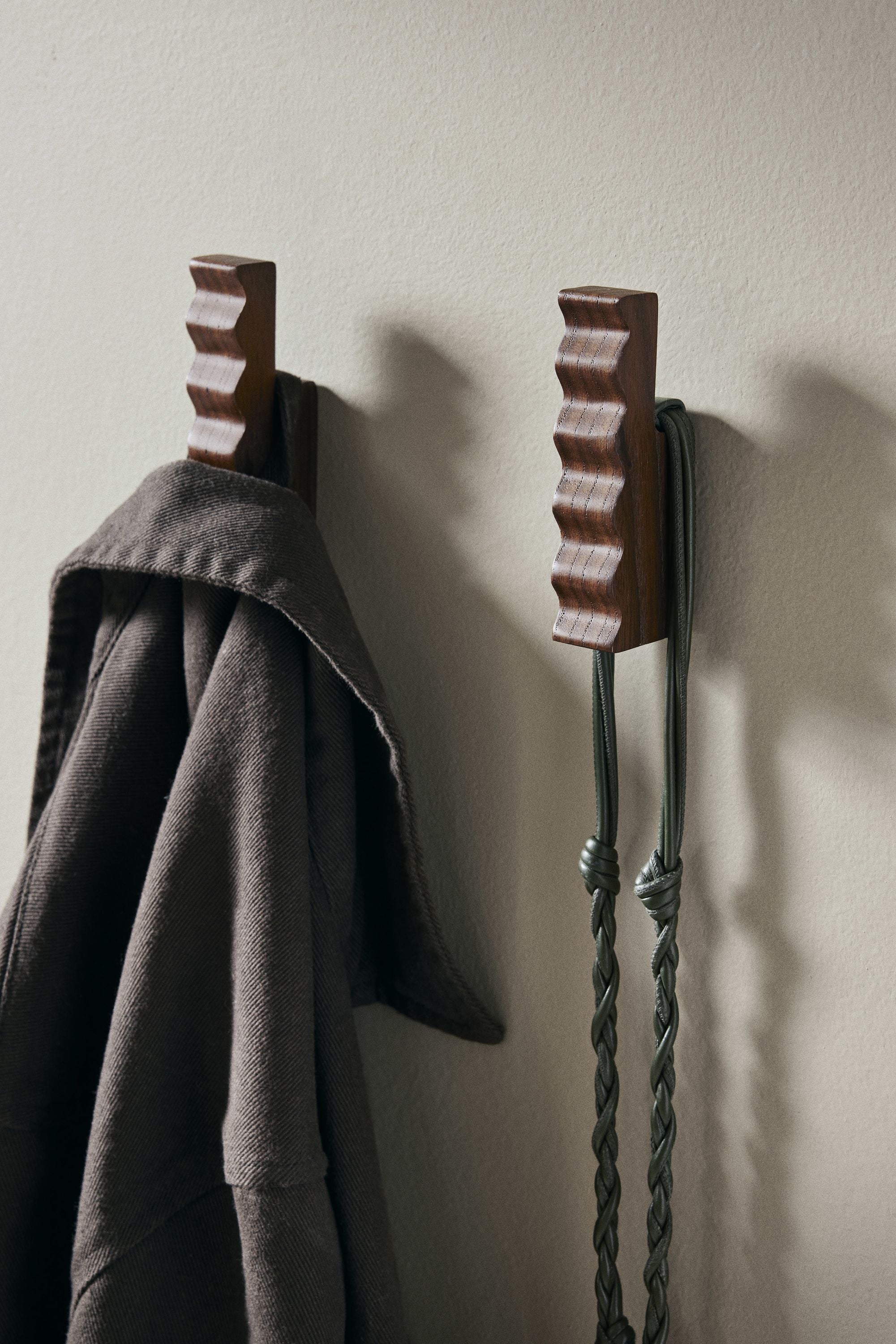 Ferm Living Unda Hooks, ensemble de 2, brun foncé