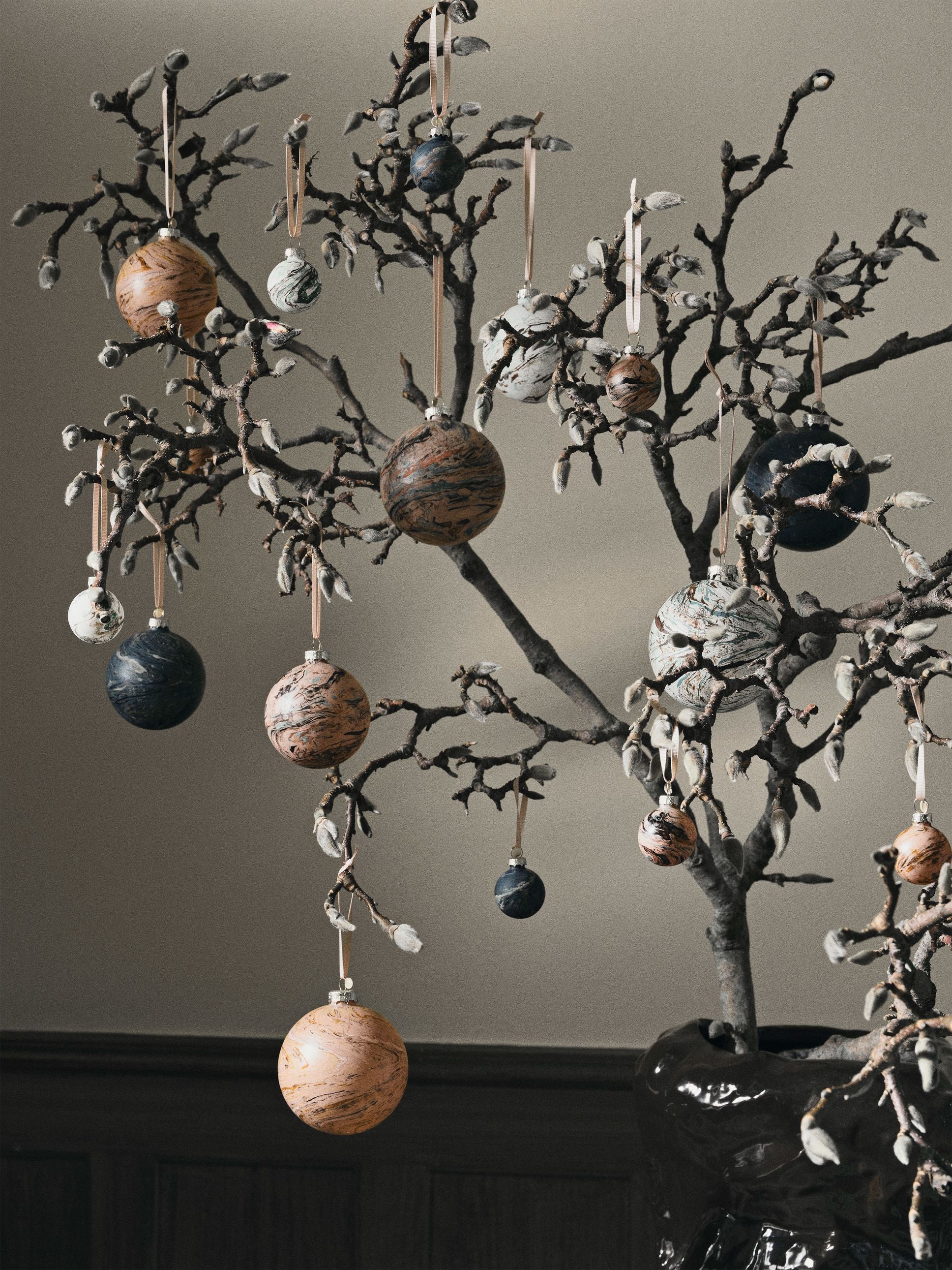 Ferm Living Christmas Marble Baubles Medium, uppsättning av 4